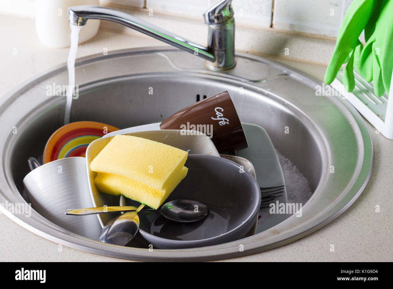 Lavello pieno di lavare i piatti pieni di piatto acqua e sapone Foto stock  - Alamy