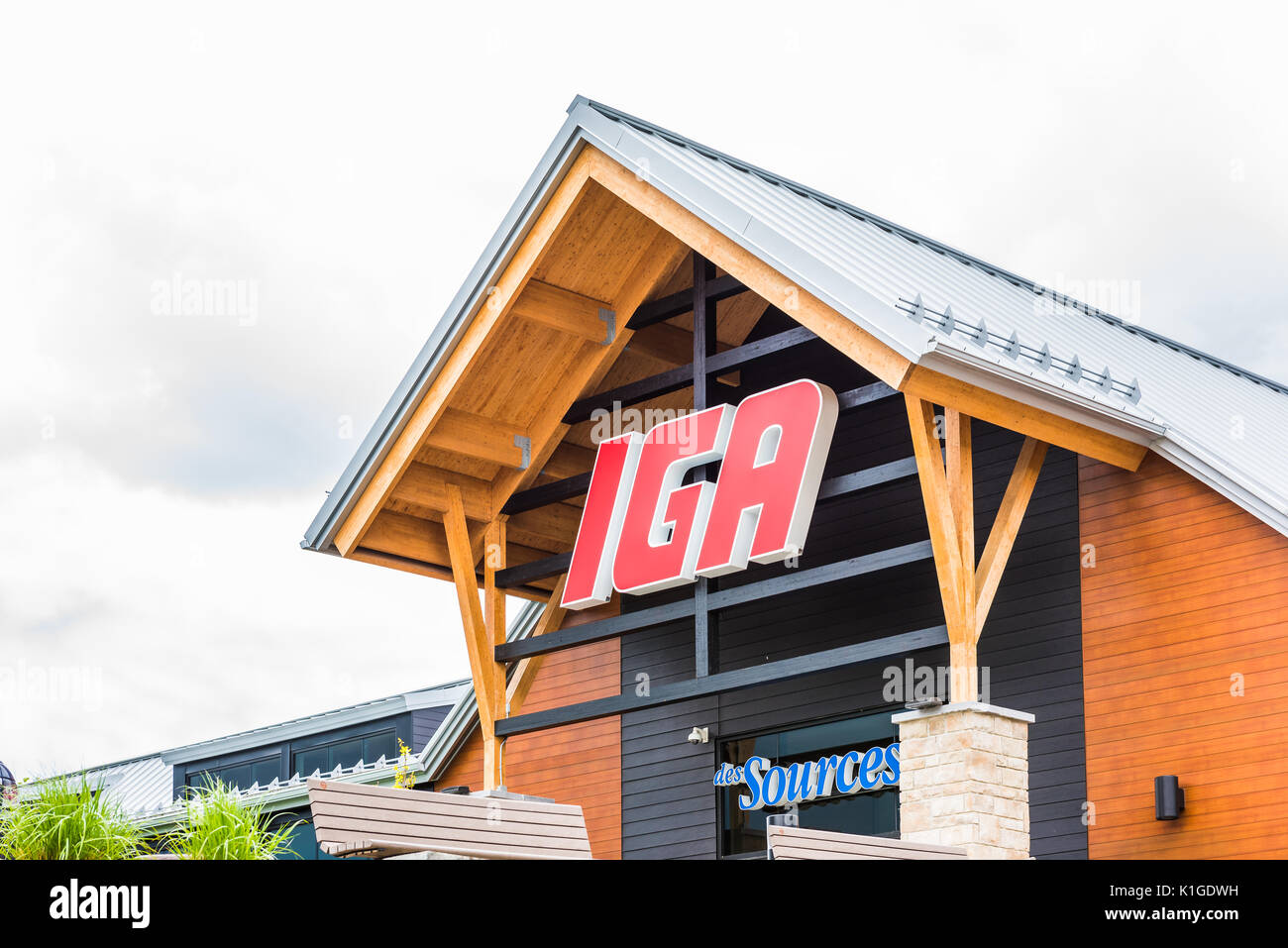 Boischatel, Canada - 1 Giugno 2017: IGA ingresso del negozio nella città di Québec con ingrandimento di segno Foto Stock