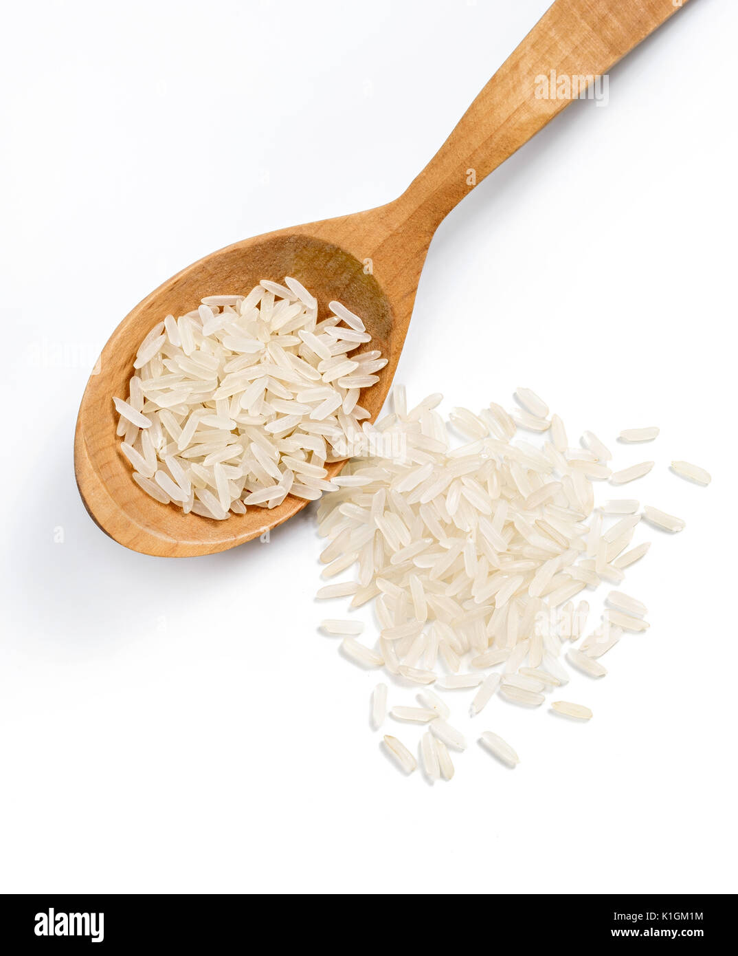 Vista dall'alto di un cucchiaio di legno con il riso parboiled isolati su sfondo bianco. Cibo sano. Close up. Alta risoluzione prodotto Foto Stock