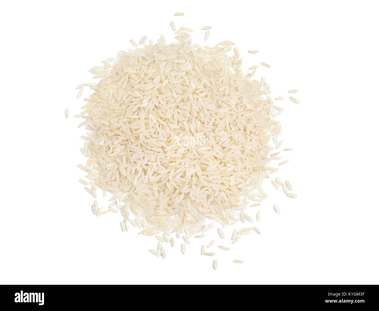 Vista dall'alto di un mucchio di materie di riso parboiled isolati su sfondo bianco. Cibo sano. Chiudere fino ad alta risoluzione prodotto Foto Stock