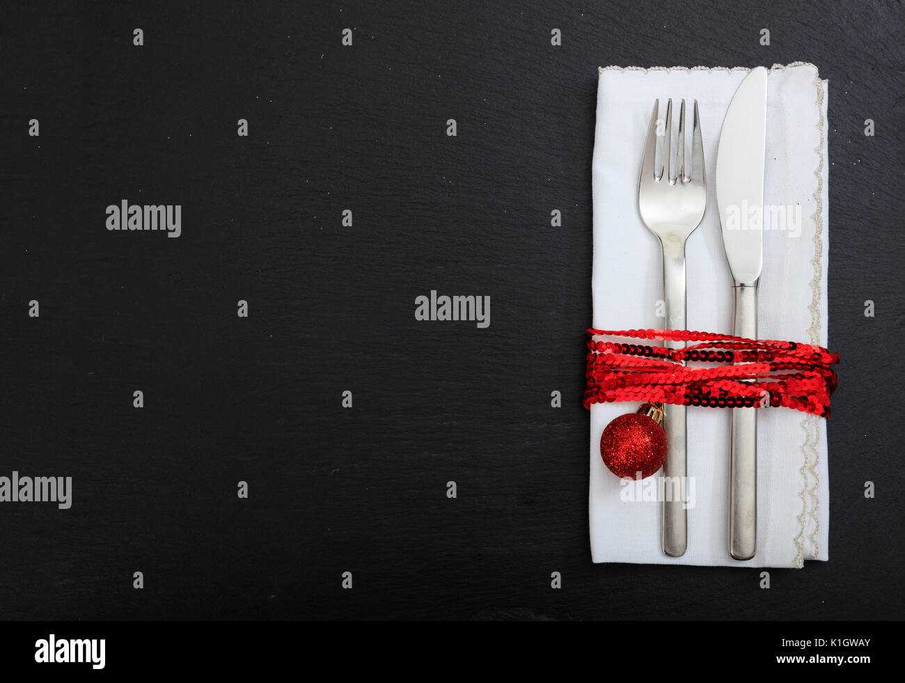 Christmas Festive impostazione tabella su sfondo nero Foto Stock