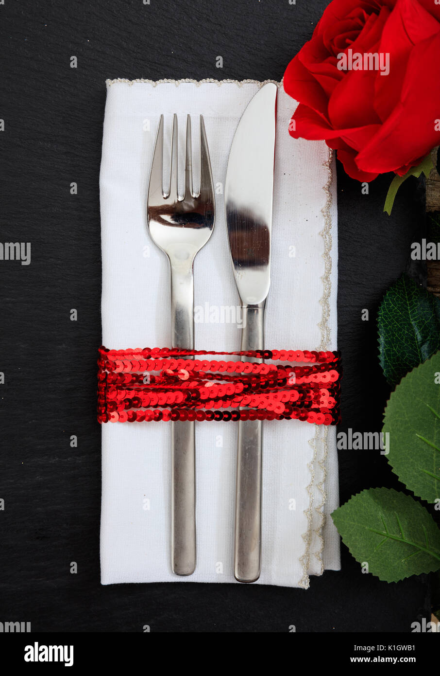 Il giorno di San Valentino messa in tavola su sfondo nero Foto Stock
