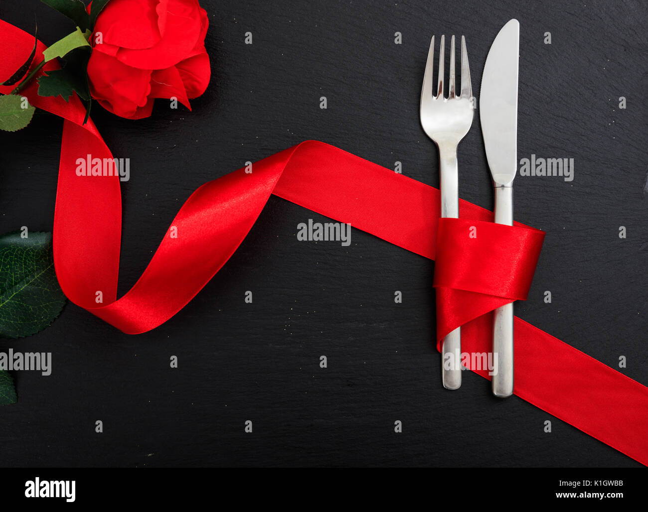 Il giorno di San Valentino messa in tavola su sfondo nero Foto Stock