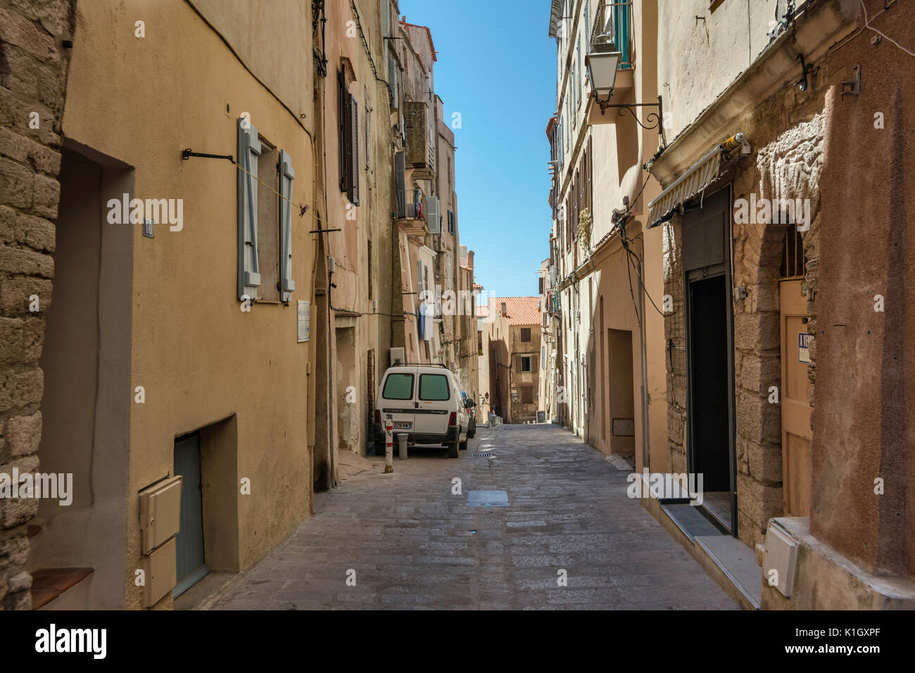 Rue Longue a Ville Haute (città alta) in Bonifacio, Corsica, Francia Foto Stock