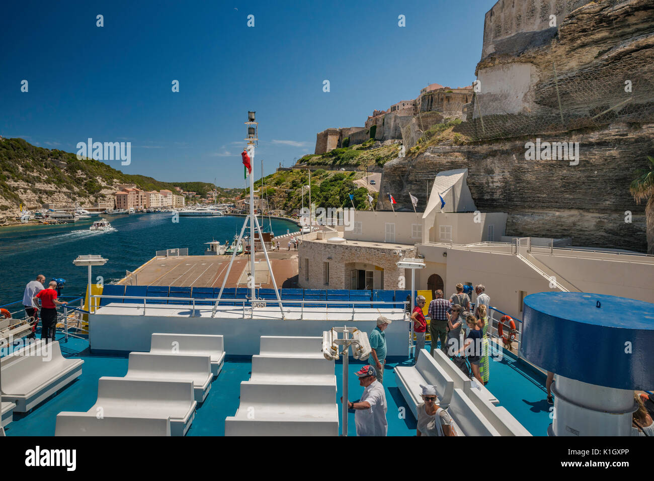 MS Ichnusa, nave traghetto in partenza per Santa Teresa di Gallura, Sardegna, dalla stazione Gare Maritime (Ferry Terminal) sotto la Citadelle fortezza di Bonifacio, Corsica Foto Stock