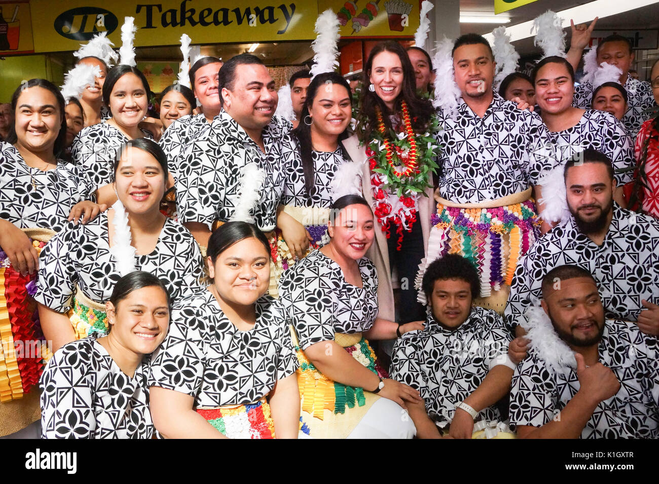 Auckland, Nuova Zelanda. 26 Ago, 2017. Leader del partito laburista Jacinda Ardern pone la foto con i sostenitori prima dell'annuncio in corrispondenza della loro parte di lancio del Pacifico in Mangere in South Auckland il Ago 26, 2017. La Nuova Zelanda elezione generale si svolgerà il 23 settembre 2017 . Il governo attuale è partito nazionale. Credito: Shirley Kwok/Pacific Press/Alamy Live News Foto Stock