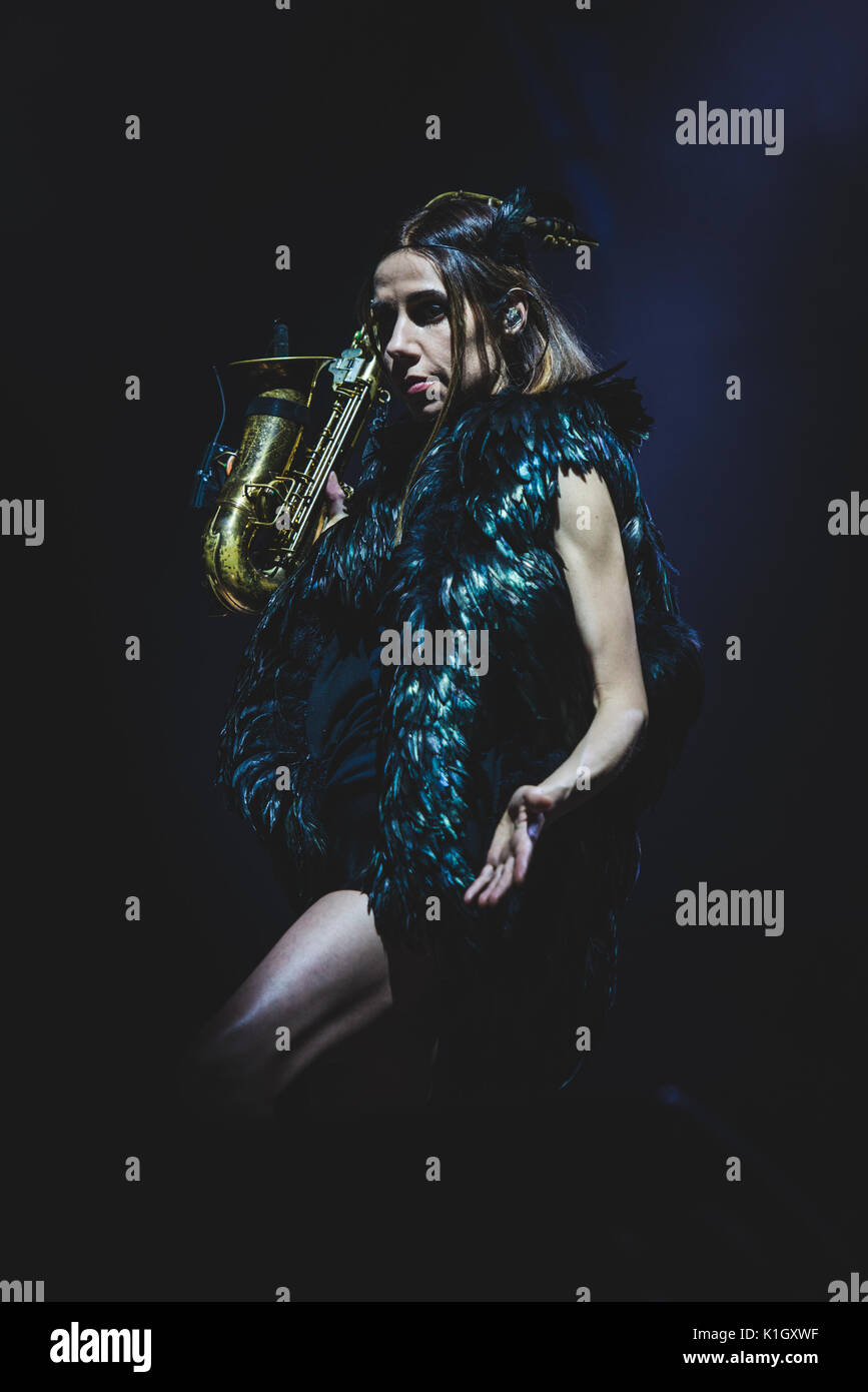 Torino, Italia. 25 Ago, 2017. PJ Harvey performance dal vivo sul palco del Festival di oggi 2017 presso lo Spazio211 in Torino. Credito: Alessandro Bosio/Pacific Press/Alamy Live News Foto Stock