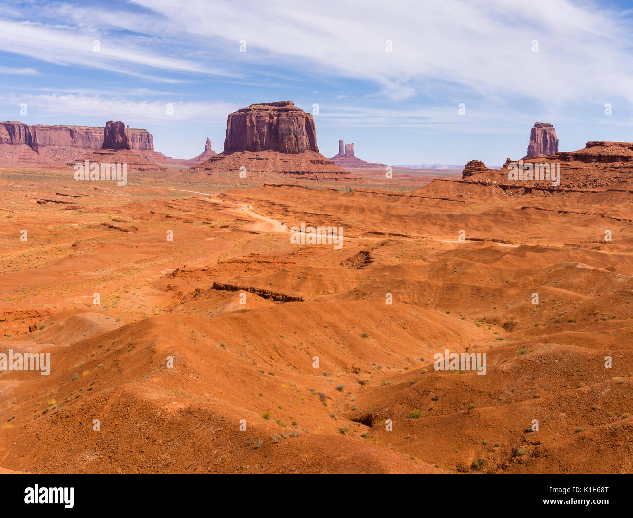 Una strada sterrata è tortuoso attraverso Butte formazioni rocciose presso il parco tribale Navajo Monument Valley, Stati Uniti d'America. Foto Stock