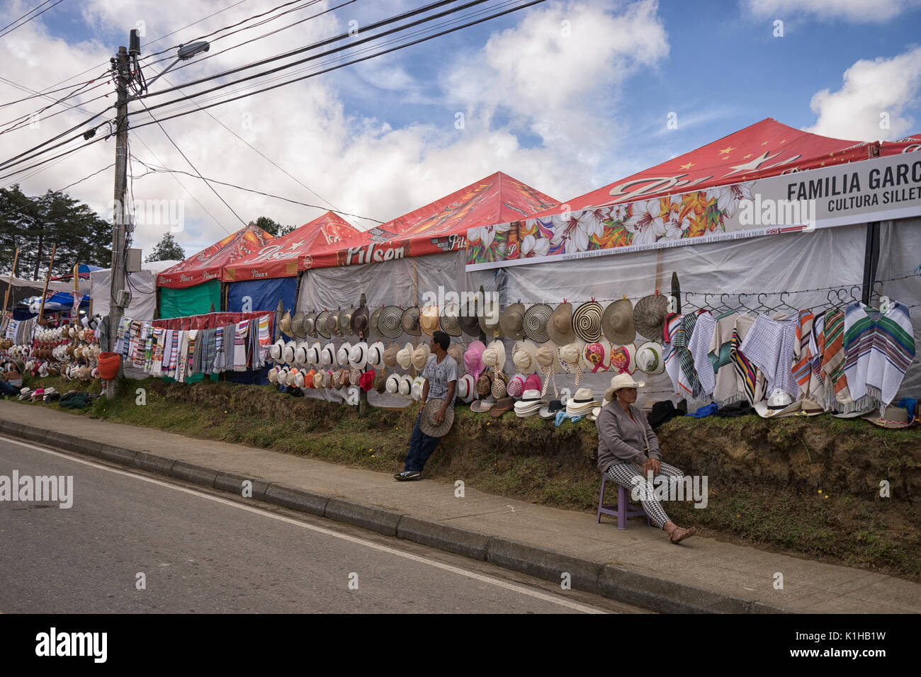 Il 5 agosto 2017 a Medellin, Colombia: cappelli e ponchos appeso su una recinzione da parte del fornitore presso il festival dei fiori lungo weekend Foto Stock