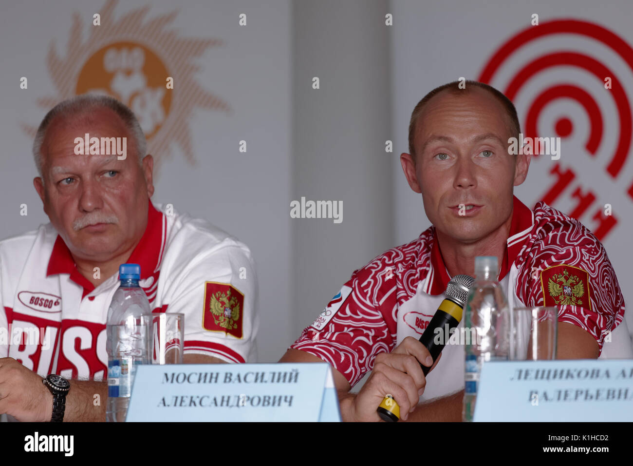 Mosca, Russia - Luglio 09, 2012: Shooter Vasily Mosin (a destra) durante la conferenza stampa prima le Olimpiadi di Londra nella Lisya Nora sports complex. Foto Stock