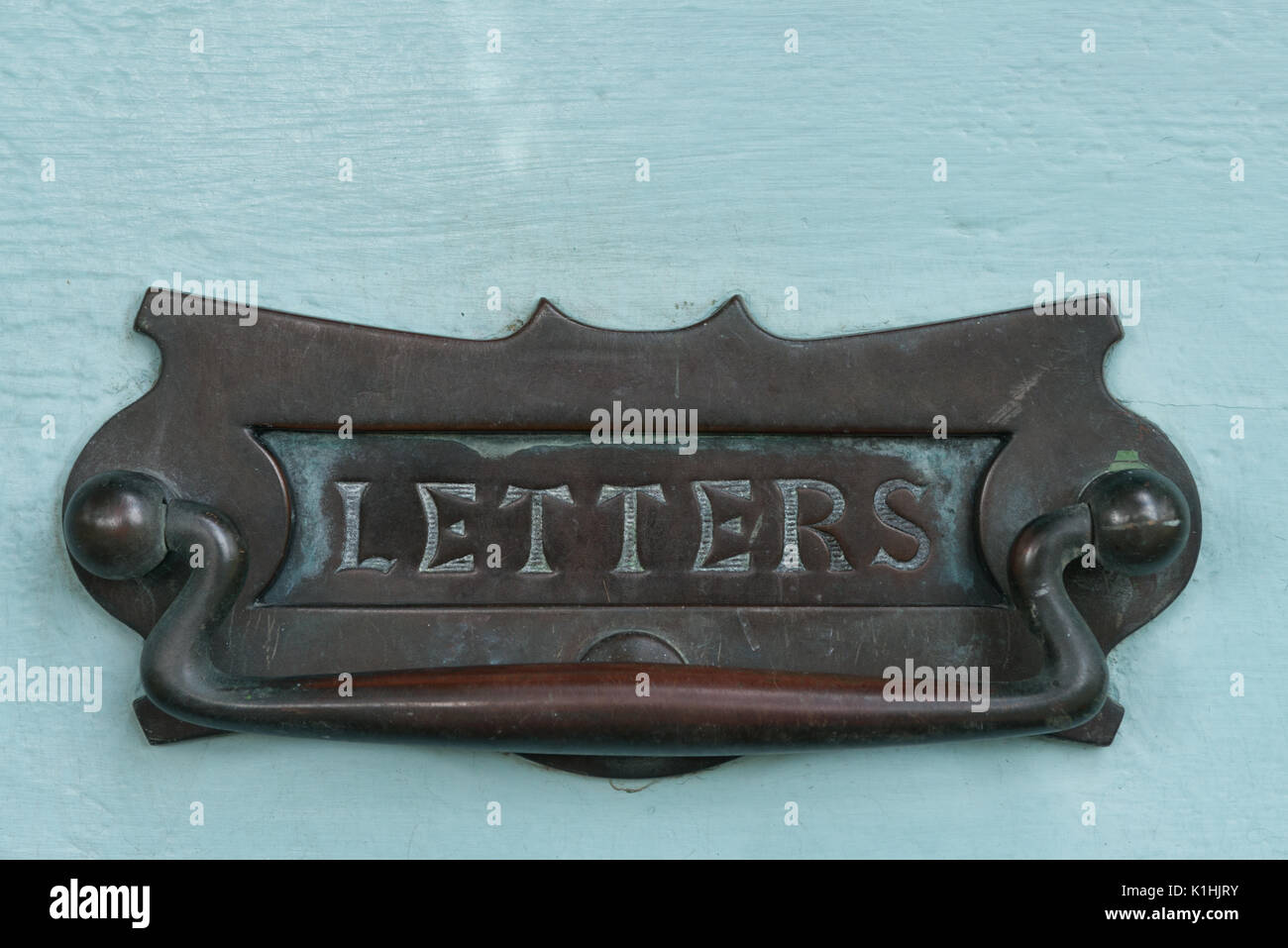 Un antico letterbox equipaggiato di un uovo di anatra domestica colorati porta anteriore Foto Stock