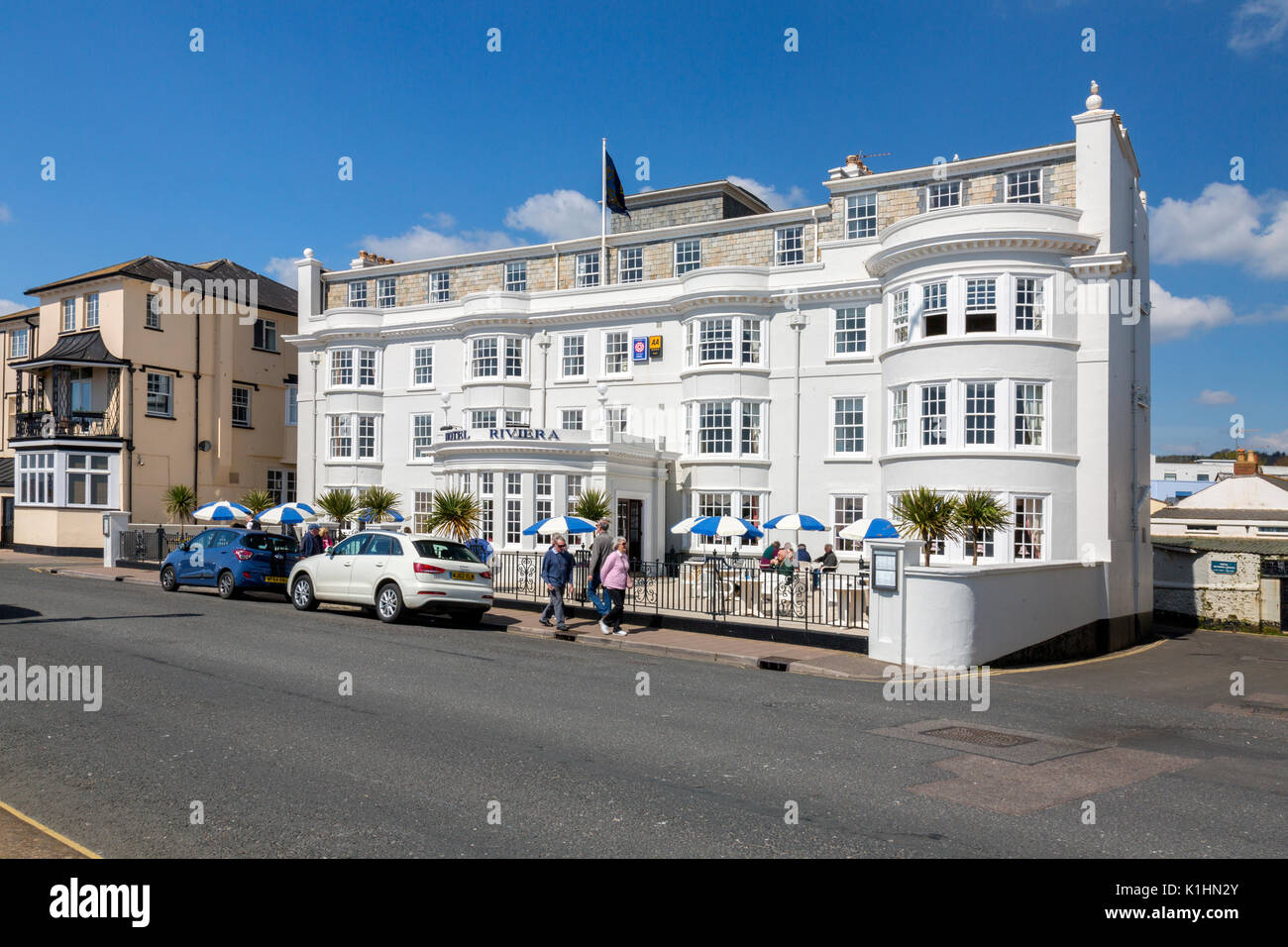 L'imponente facciata bianca della Riviera Hotel a Sidmouth si affaccia sul mare della Jurassic Coast, Devon, Inghilterra, Regno Unito Foto Stock