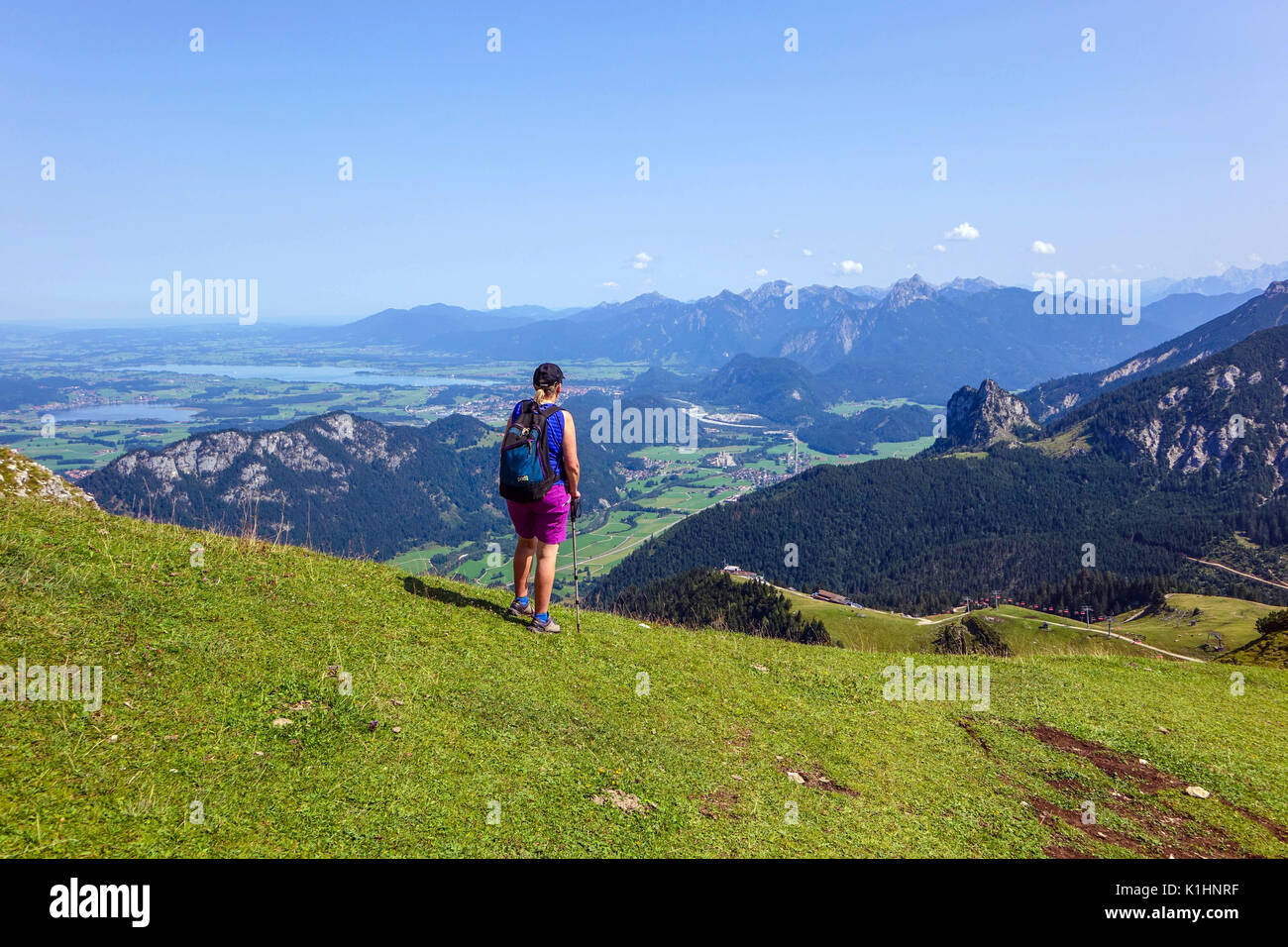 Femmina escursionista walker con zaino in spalla al di sopra di Pfronten, Germania Foto Stock