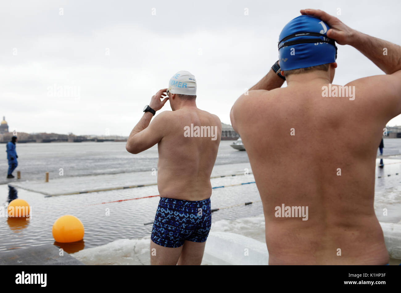 San Pietroburgo, Russia - 18 Marzo 2017: le persone partecipano in inverno gare di nuoto nel fiume Neva presso San Pietro e Paolo Rocca. Le anche Foto Stock