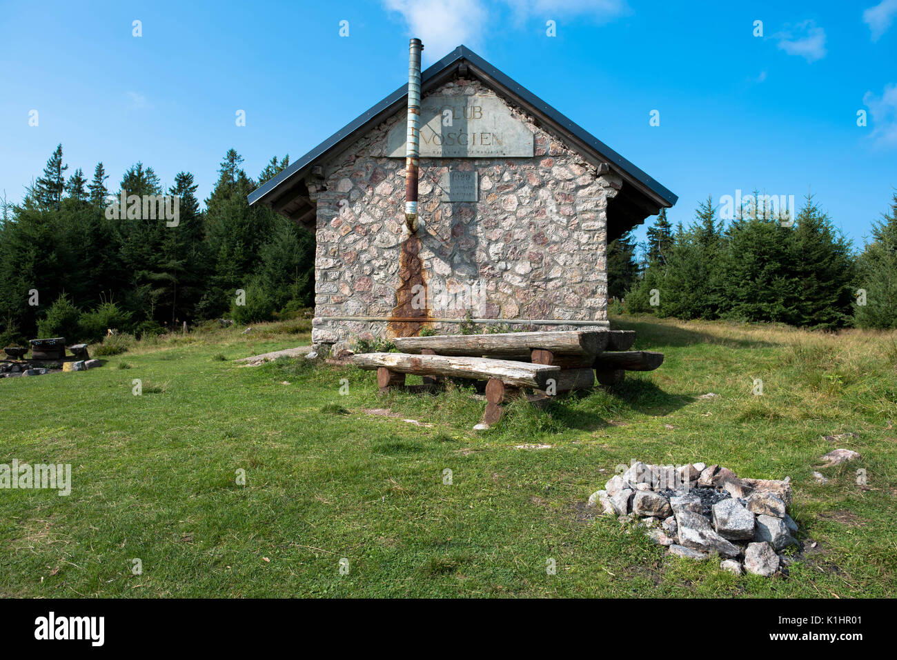 Casa di pietra a riposo durante un tour di tracciamento nelle montagne Vosges Foto Stock