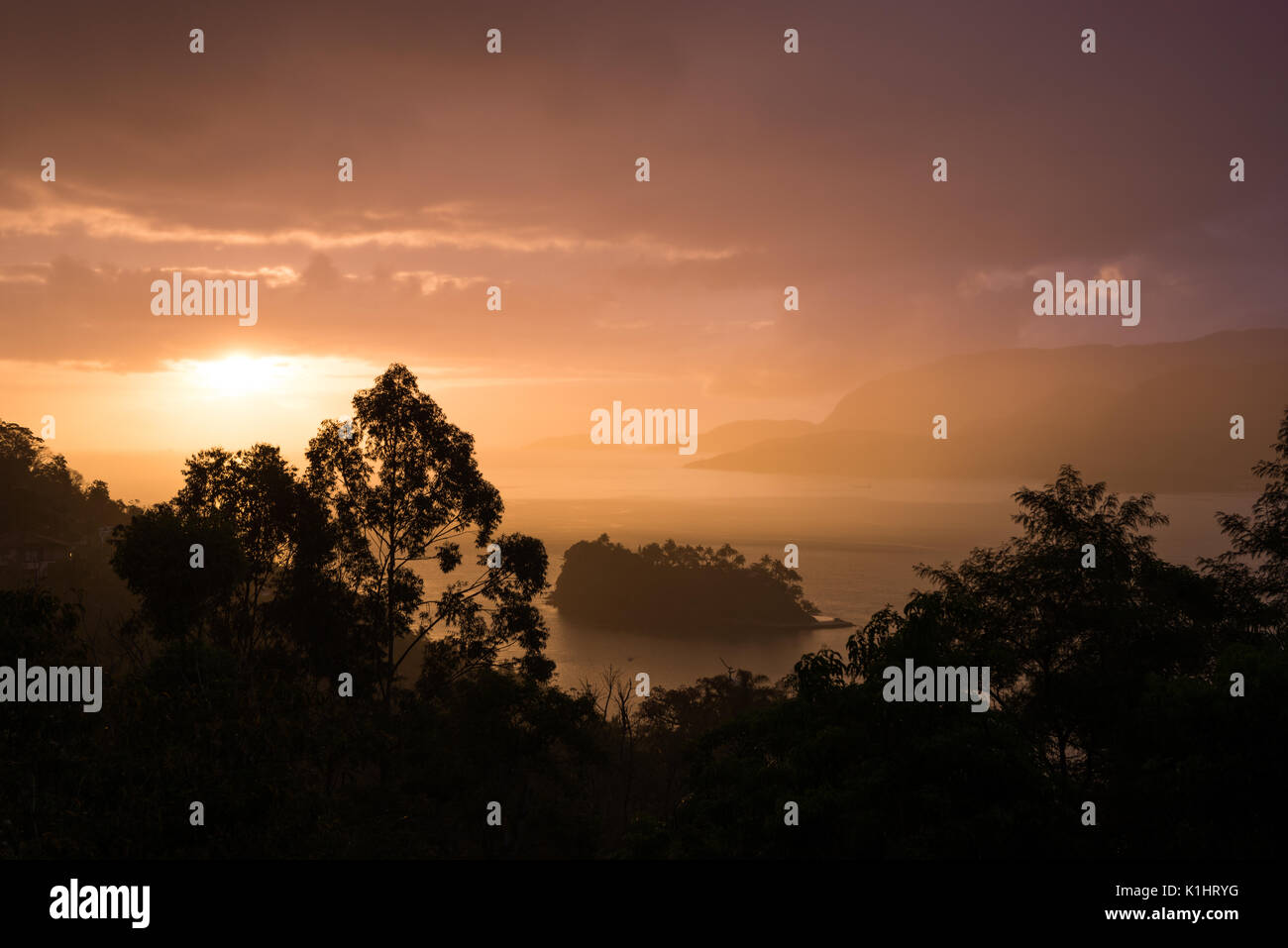 Vista tramonto da Ilhabela, SE IL BRASILE Foto Stock