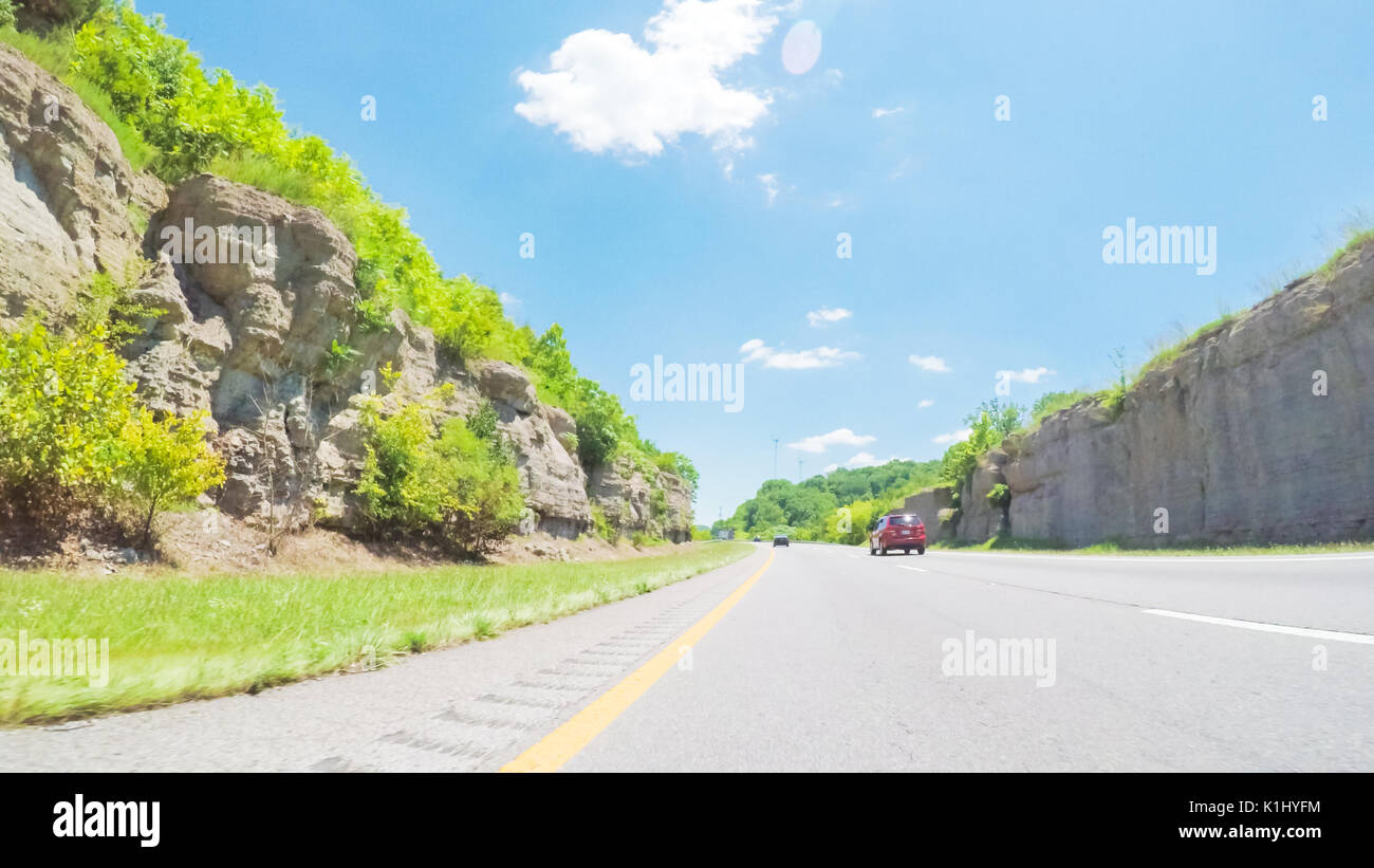 POV punto di vista - Guida di Est sulla Interstate Highway 24 attraverso il Kentucky. Foto Stock