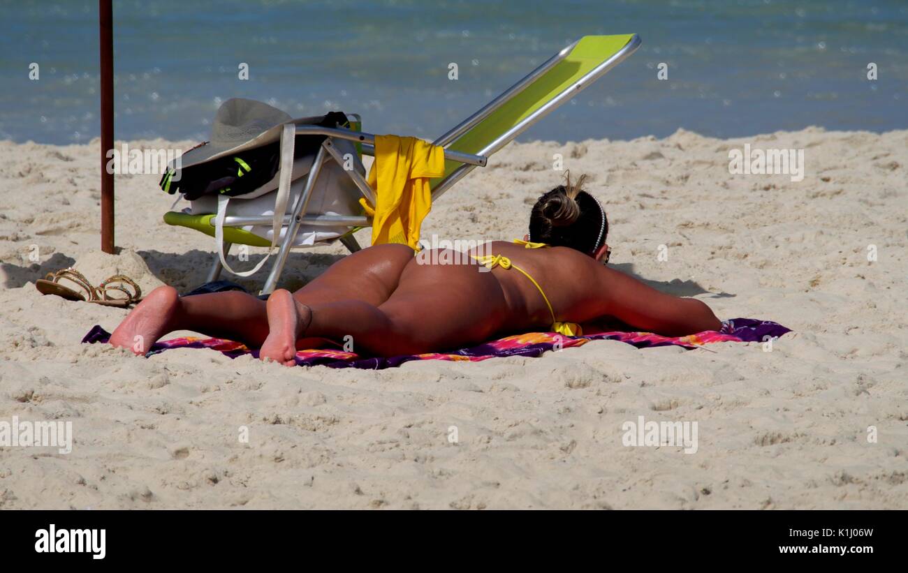 donna sulla spiaggia Foto Stock