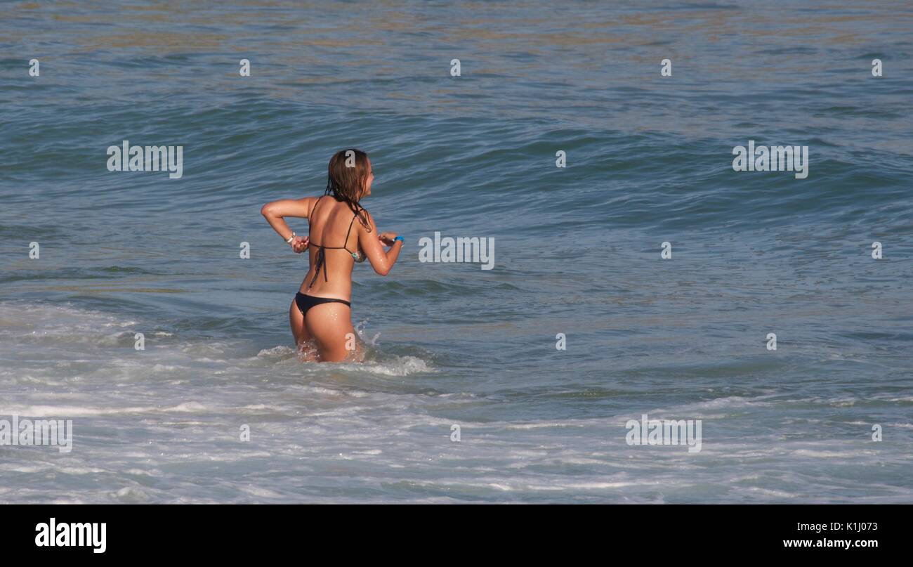 donna sulla spiaggia Foto Stock