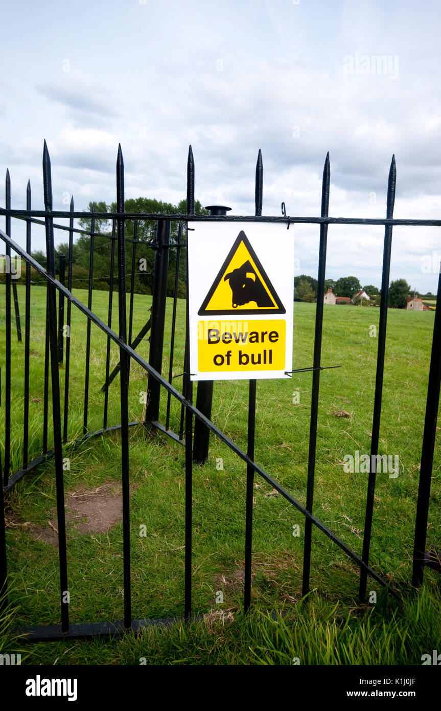 Un attenzione del bull segno attaccato a un cancello di ferro nella campagna di Binham in North Norfolk, Regno Unito Foto Stock