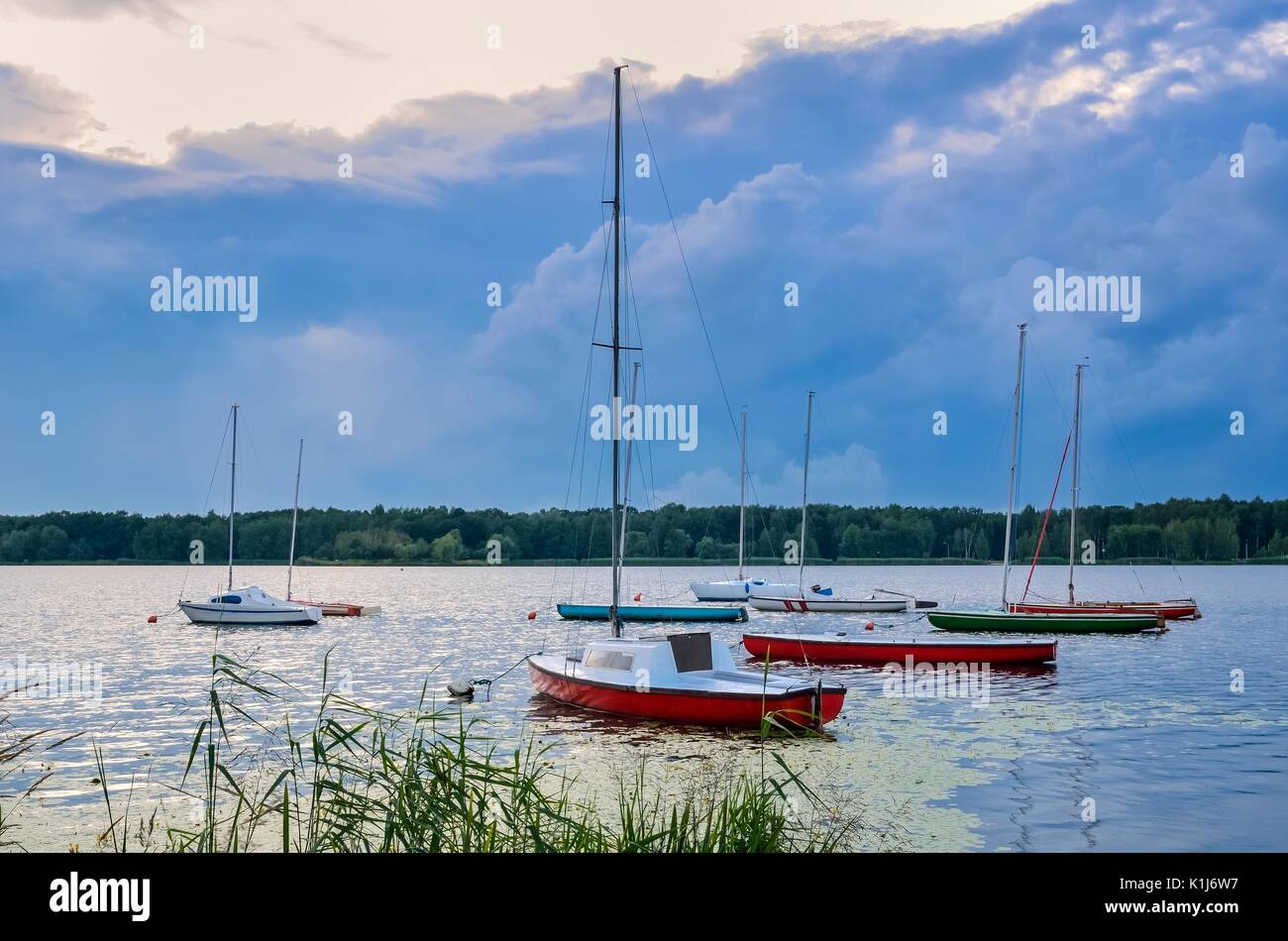 Serata estiva paesaggio. Barche sul lago e cielo colorati. Foto Stock
