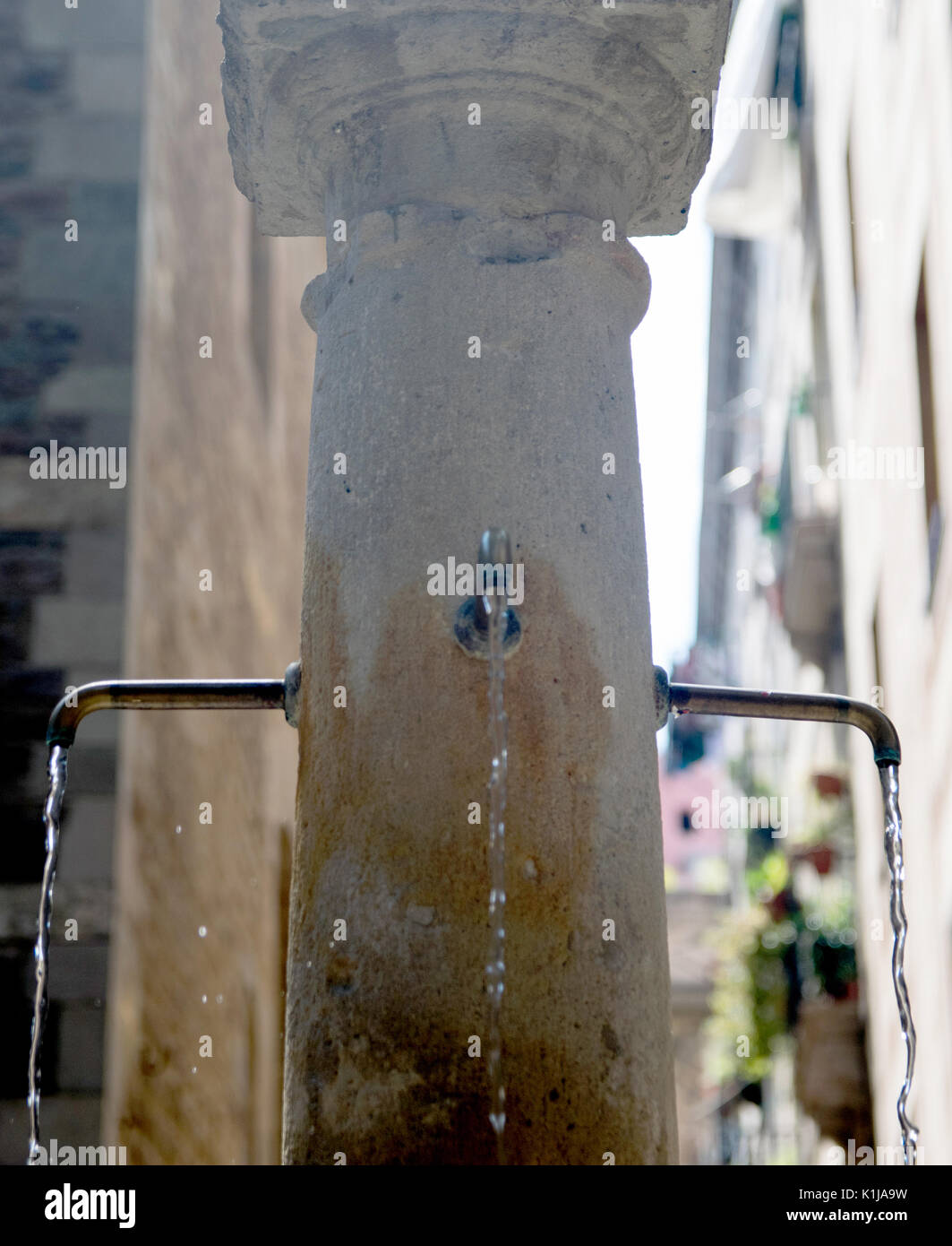 La strada vecchia fontana potabile in Barcellona, Spagna Foto Stock