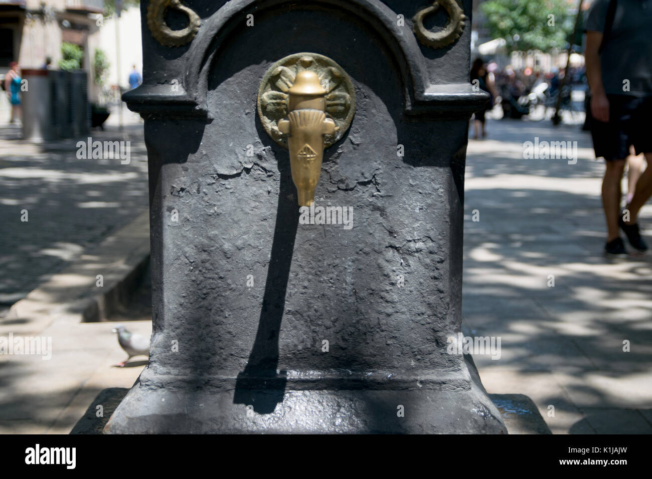 La strada vecchia fontana potabile in Barcellona, Spagna Foto Stock