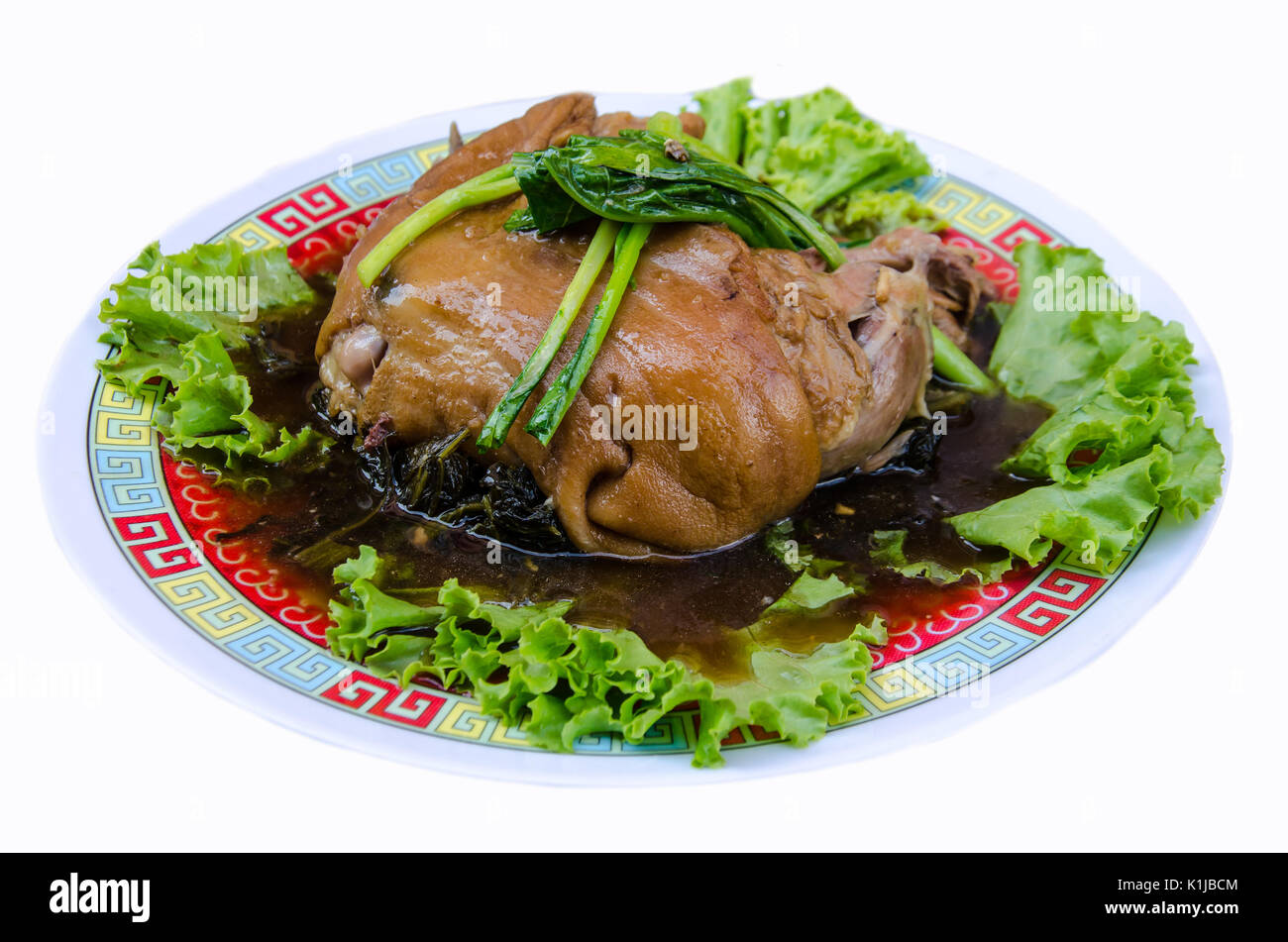 Delizioso cibo tailandese KHAMOO chiamata dal bollito di maiale con ingredienti a base di erbe e verdure su sfondo bianco Foto Stock