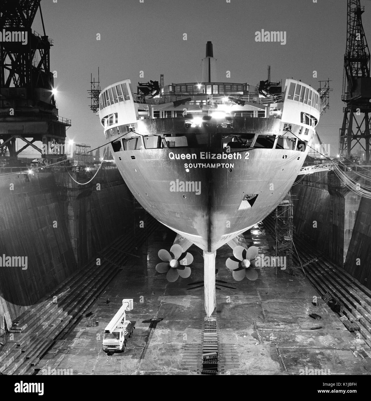 Notte fotografia di QE2 in King George V dock a secco a Southampton Docks, Southampton, Hampshire, Inghilterra, dove ella è avente elicottero Piazzole di atterraggio equipaggiato per il servizio nella guerra delle Falkland - Maggio 1982 Foto Stock