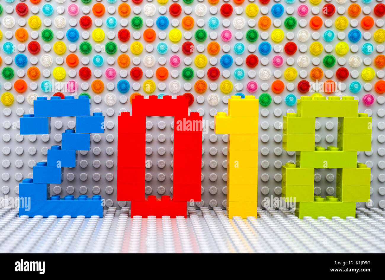 Tambov, Federazione Russa - Giugno 15, 2017 Lego Nuovo anno 2018 concetto con piastre di base grigio Sfondo con mattoni rotondo 1x1 Foto Stock