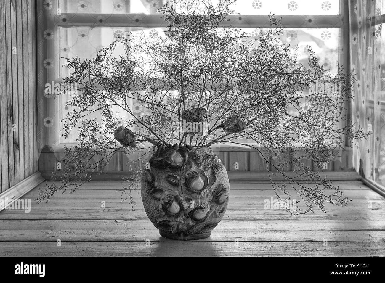 Bianco e nero ancora in vita con fiori secchi in russo country house Foto Stock