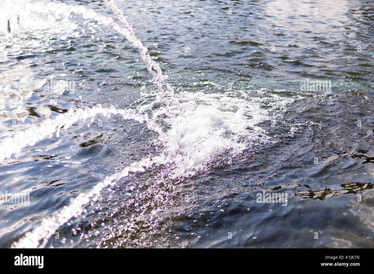 Fresco e pulito di getti di acqua in una fontana. Sfondo. Foto Stock Fresco e pulito di getti di acqua in una fontana. Sfondo. Foto Stock