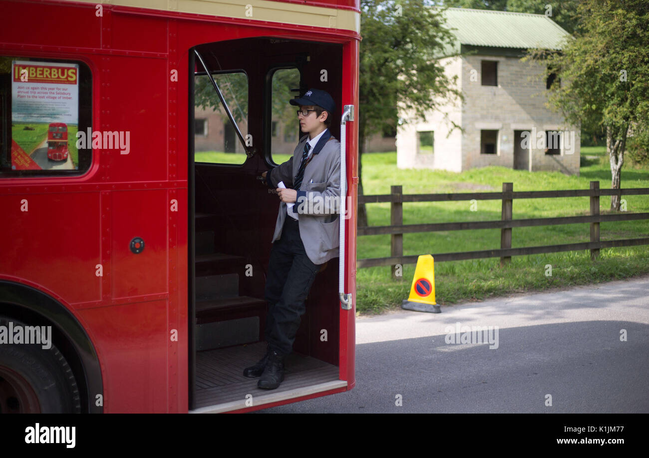 Un autobus Routemaster aziona attraverso il villaggio abbandonato di Imber sulla Piana di Salisbury, Wiltshire. Foto Stock