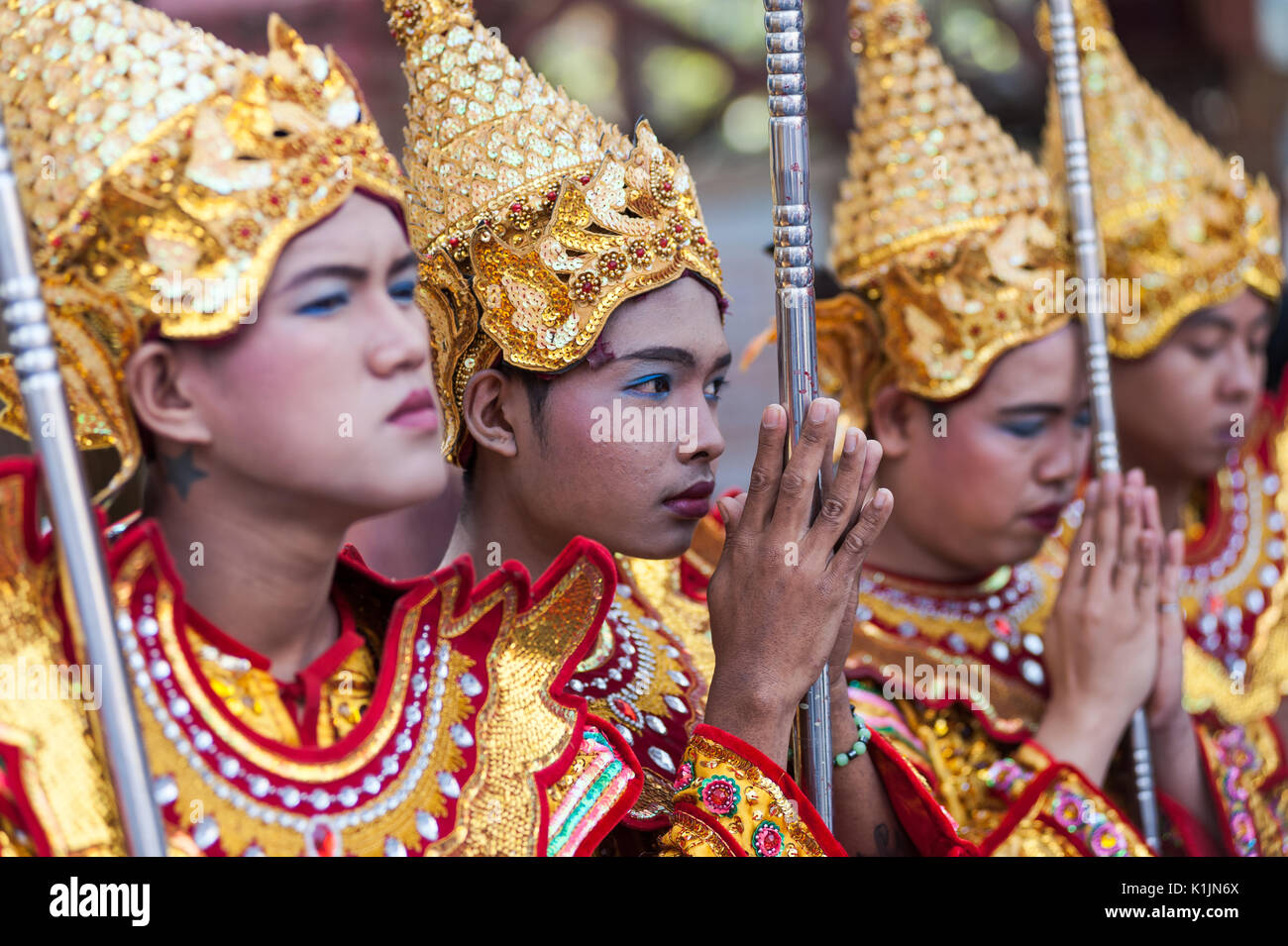 Giovani uomini indossare il cerimoniale royal indumenti durante le feste religiose a Taung Min Gyi Pagoda, Amarapura, Myanmar. Foto Stock