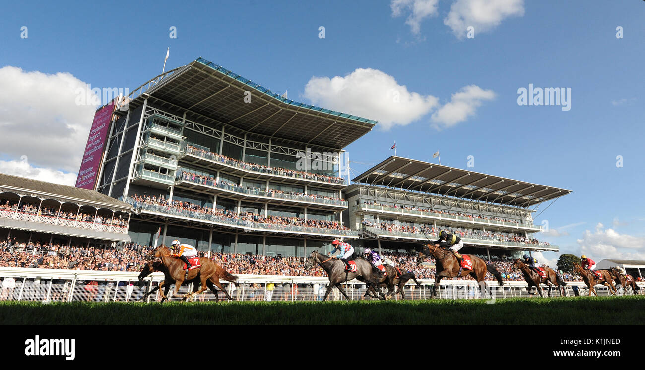 Eddystone Rock cavalcato da Pat Dobbs vince il Betfred supporta Jack Casa Berry Handicap durante il giorno quattro del 2017 Yorkshire Ebor Festival a York Racecourse. Foto Stock