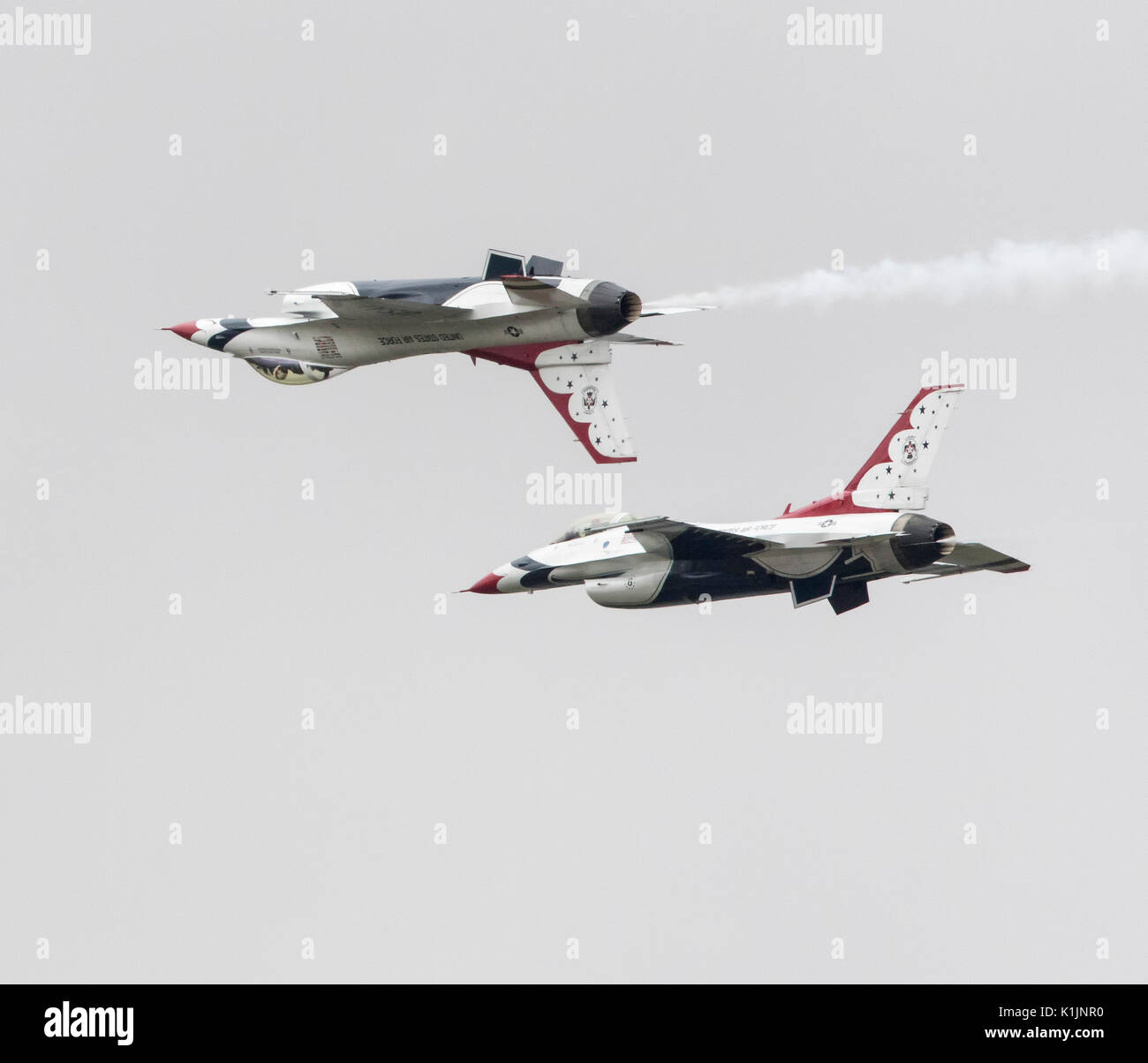 Il USAF Thunderbirds dimostrazione aerobatic team display battenti al 2017 Royal International Air Tattoo Foto Stock