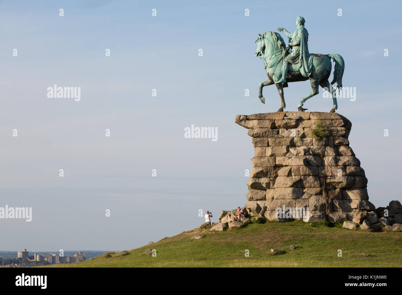 Windsor, Regno Unito. Il 25 agosto, 2017. Una vista verso il cavallo di rame, una statua di George III, in Windsor Great Park, con il Castello di Windsor e dietro. Foto Stock