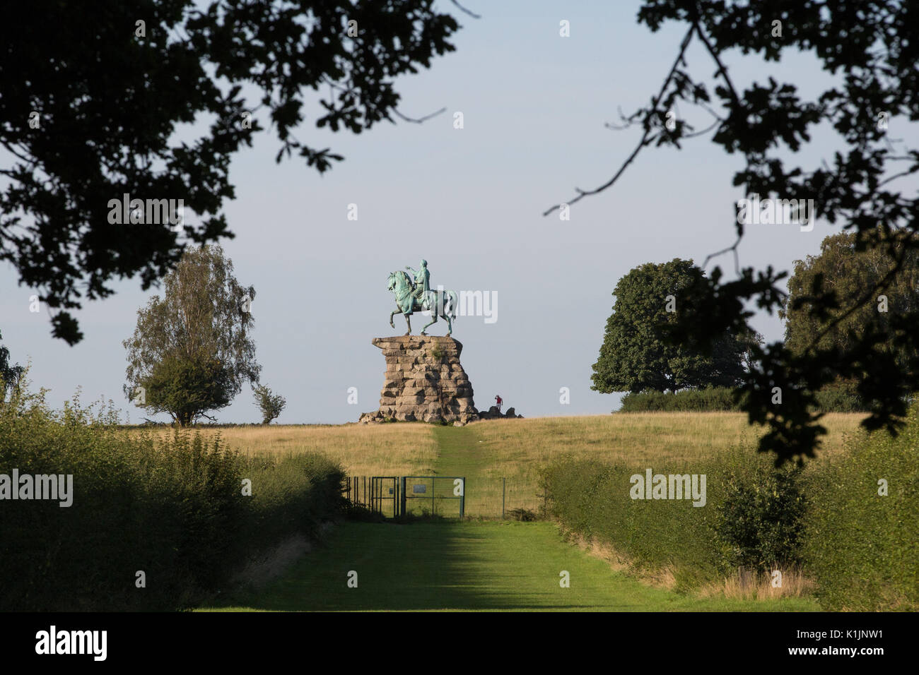 Windsor, Regno Unito. Il 25 agosto, 2017. Una vista verso il cavallo di rame, una statua di George III, in Windsor Great Park. Foto Stock