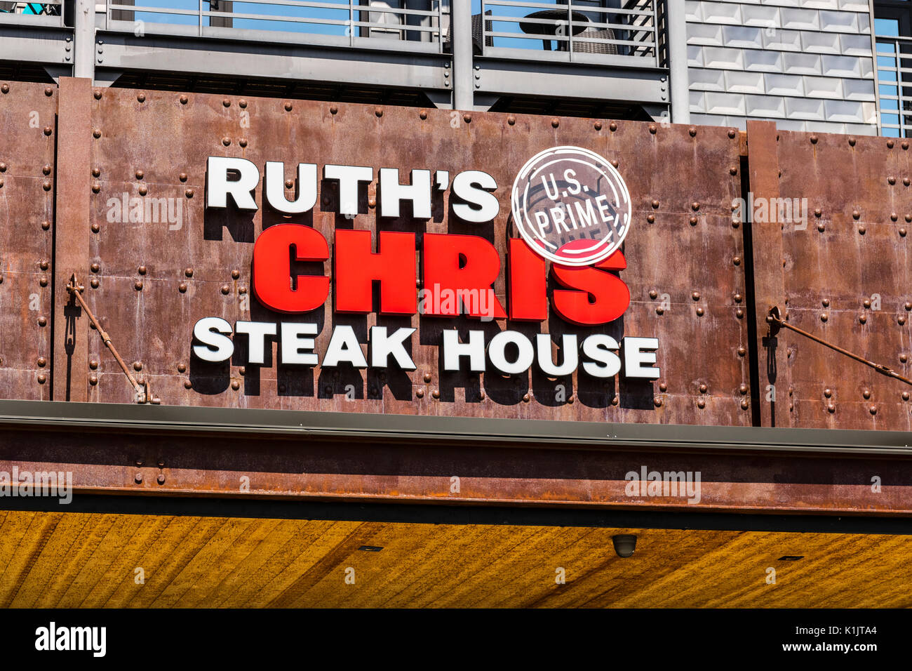 Indianapolis - Circa Agosto 2017: Ruth's Chris Steak House Restaurant. Ruth's Chris è uno dei più grandi upscale le steakhouse in noi i Foto Stock