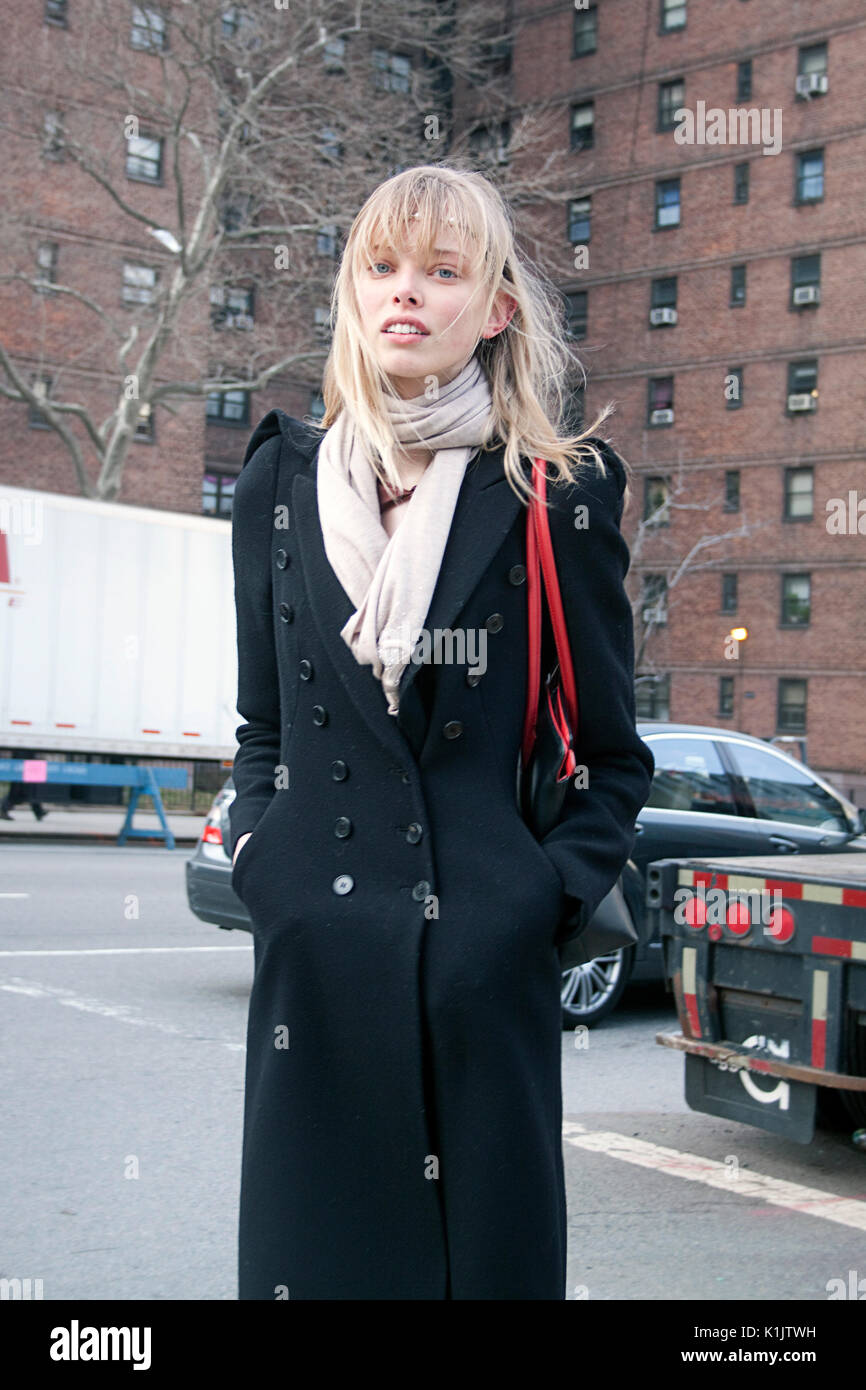 Modello di moda Tanya Dziahileva Street Style. La Settimana della Moda di New York Foto Stock
