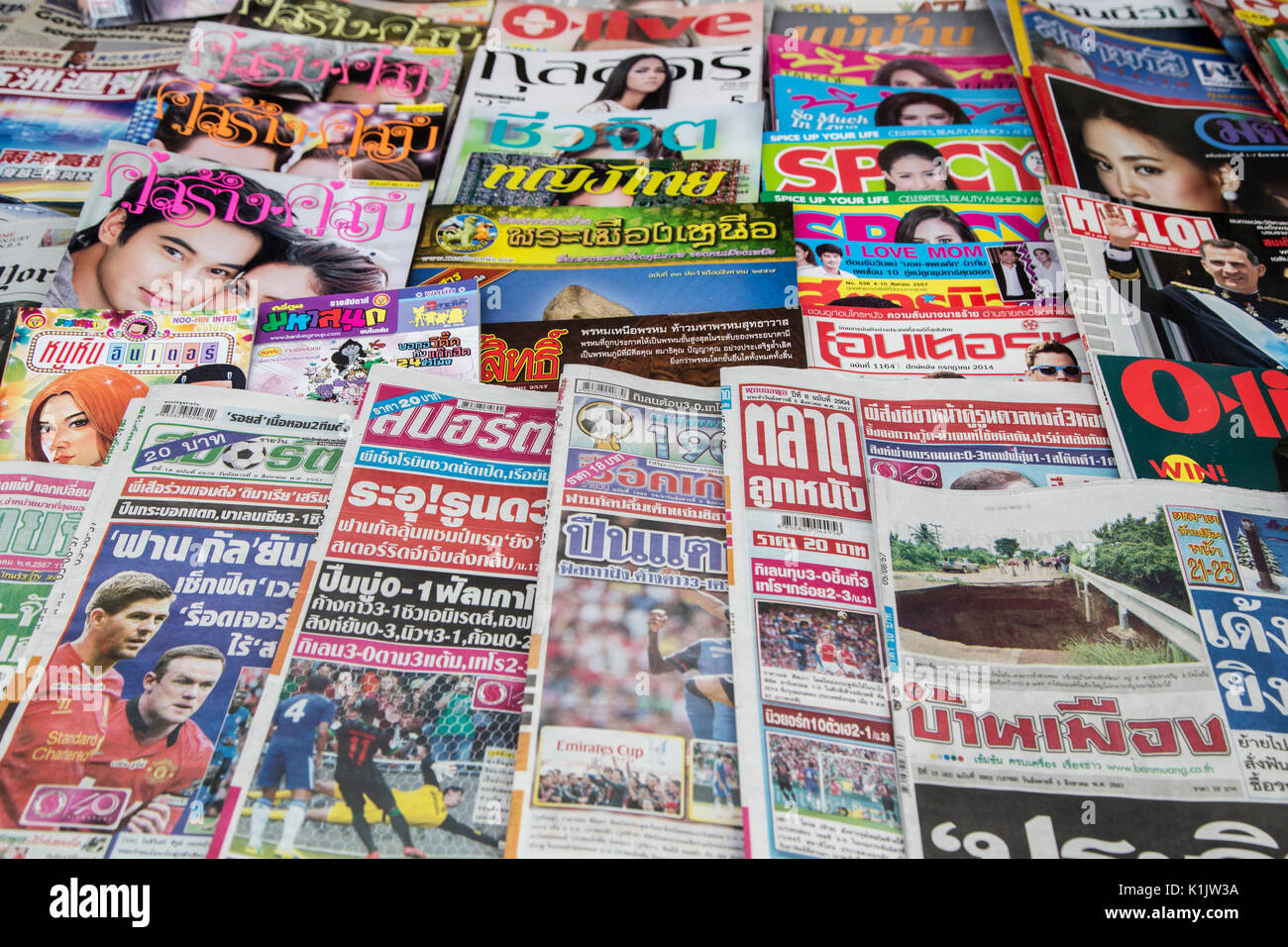 Quotidiani e riviste per la vendita in edicola, Bangkok, Thailandia Foto Stock