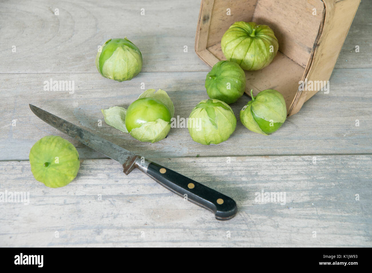 Affettato tomatillos su una superficie di legno Foto Stock