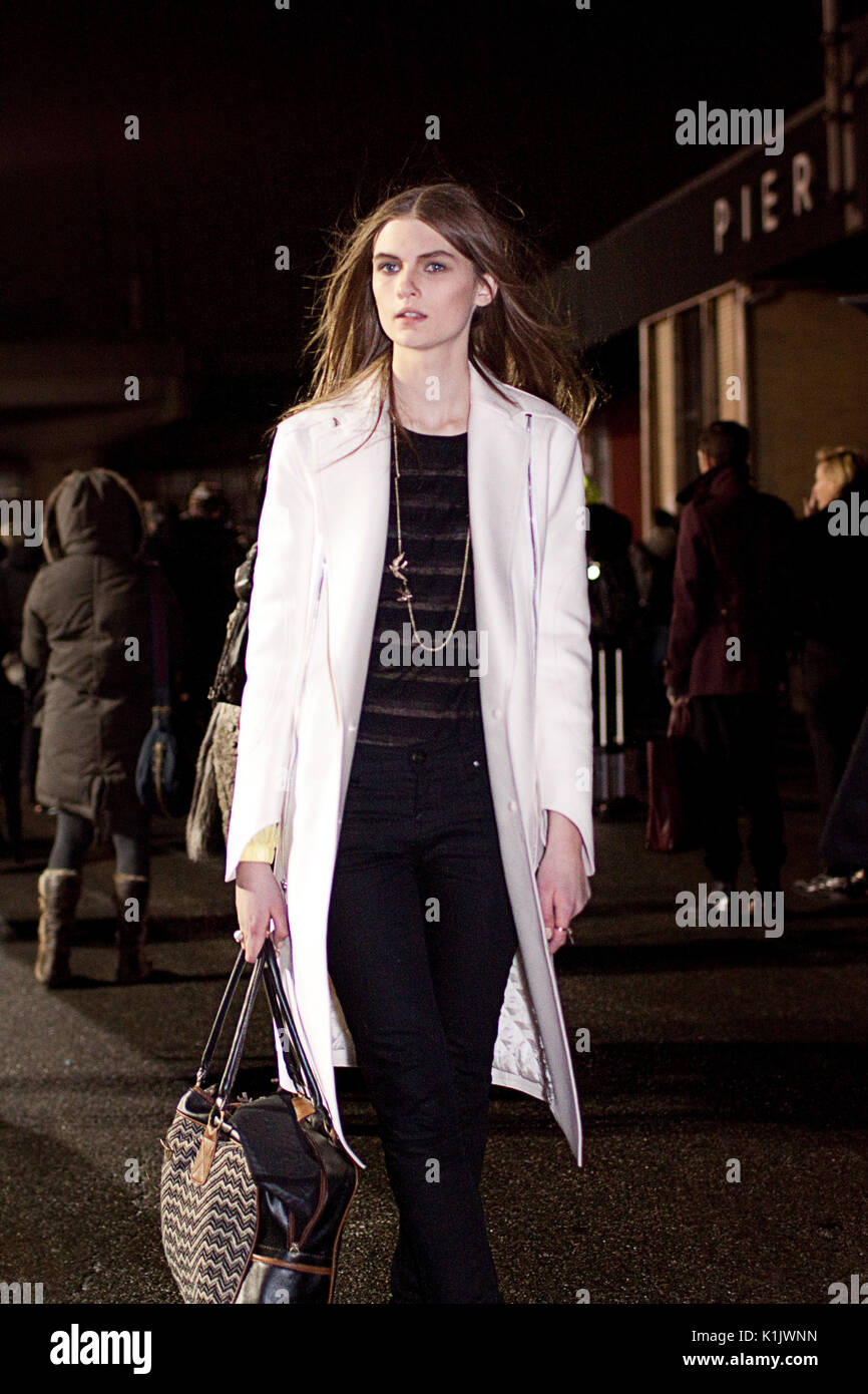 Modello di moda Lara Mullen Street Style. La Settimana della Moda di New York Foto Stock