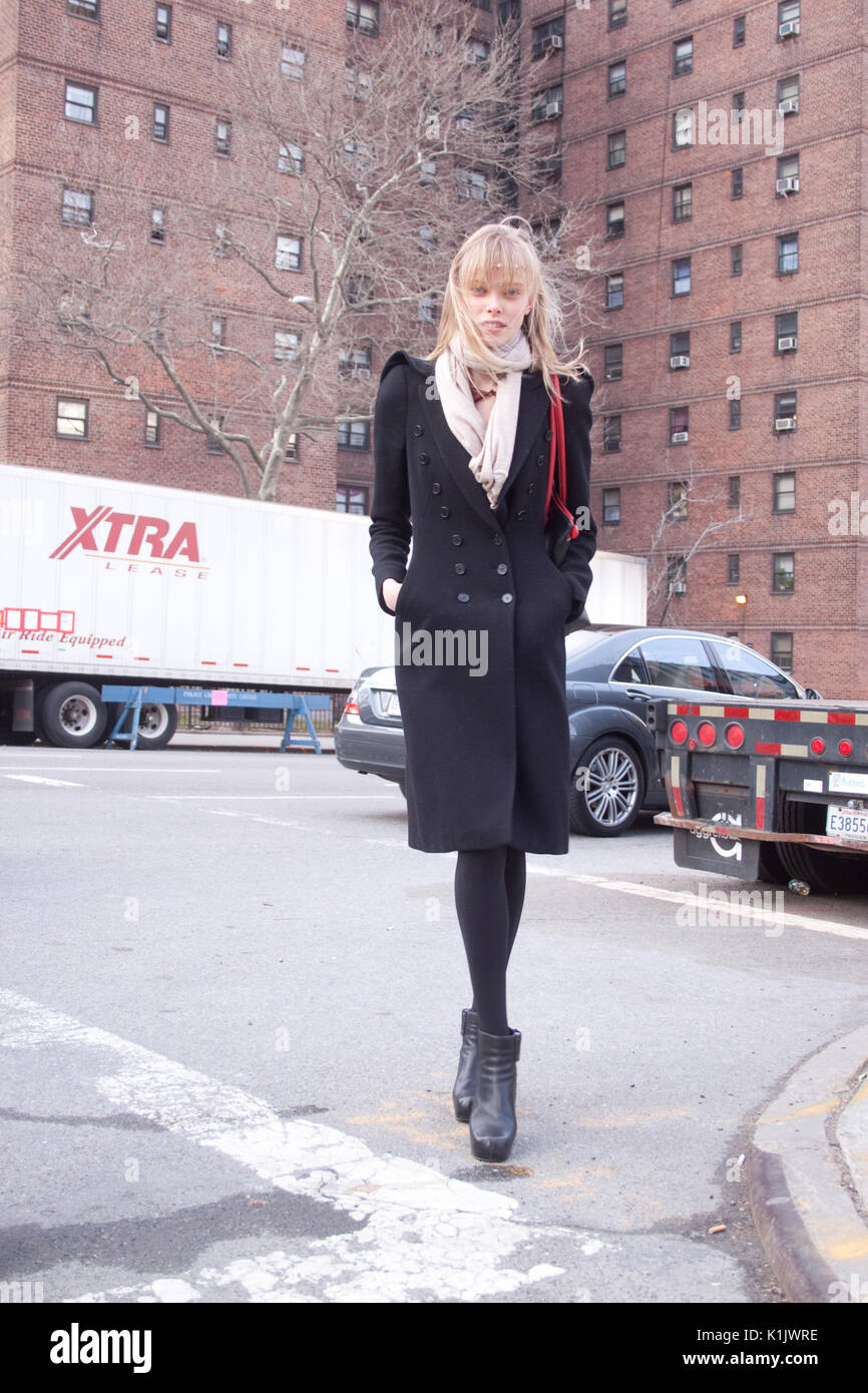 Modello di moda Tanya Dziahileva Street Style. La Settimana della Moda di New York Foto Stock