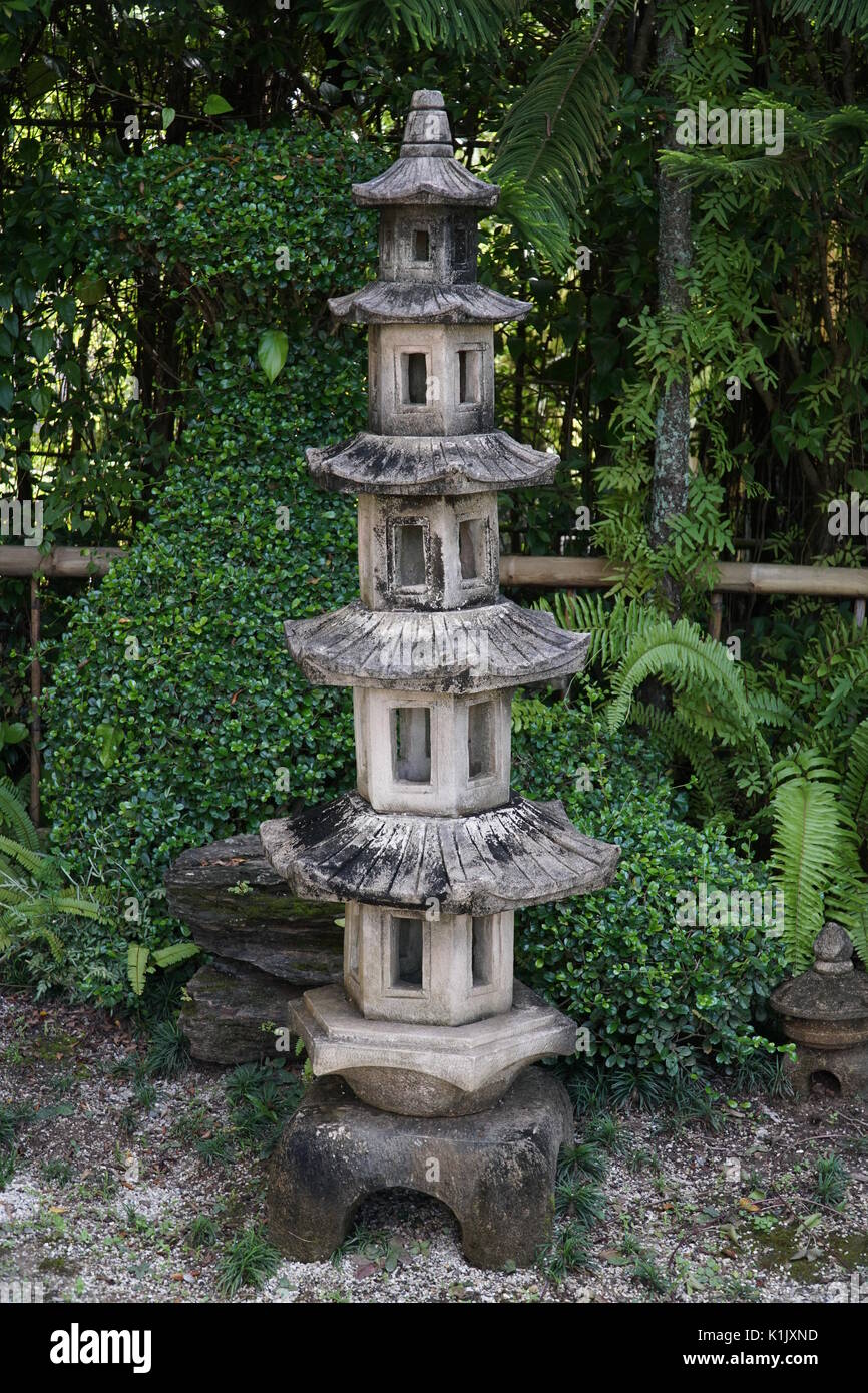 Vecchia lanterna di pietra in un tradizionale giardino Giapponese - Phuket ,Thailandia Foto Stock