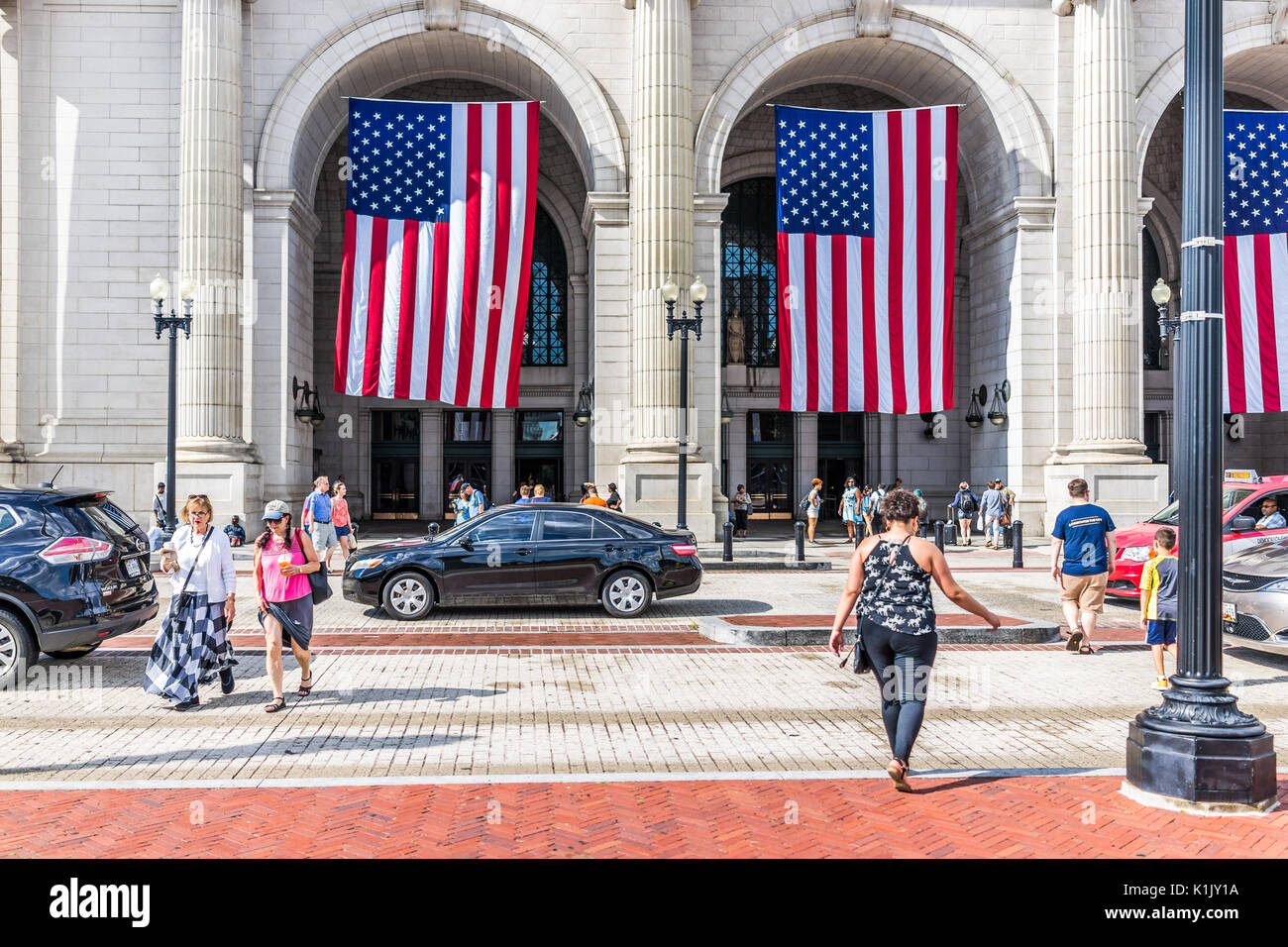 Washington DC, Stati Uniti d'America - 1 Luglio 2017: Union Station sul Columbus Circle con la gente di strada di attraversamento Foto Stock