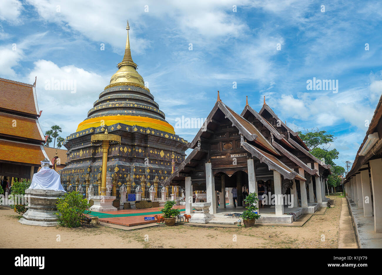 Bellissimo tempio anceint in Thailandia dunring bella giornata Foto Stock