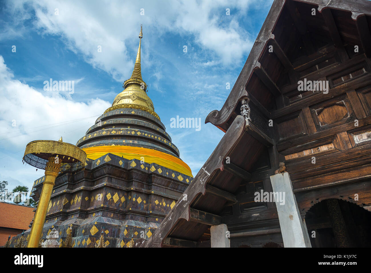 Bellissimo tempio anceint in Thailandia dunring bella giornata Foto Stock