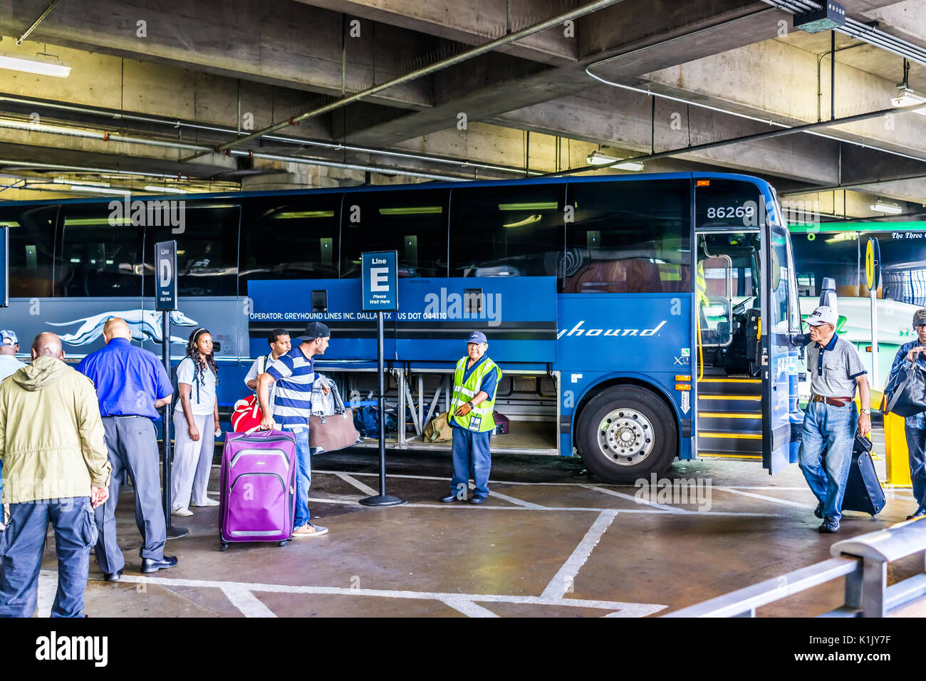 Washington DC, Stati Uniti d'America - 1 Luglio 2017: all'interno di Union Station parcheggio garage per autobus nella città capitale con Greyhound coda di linea Foto Stock