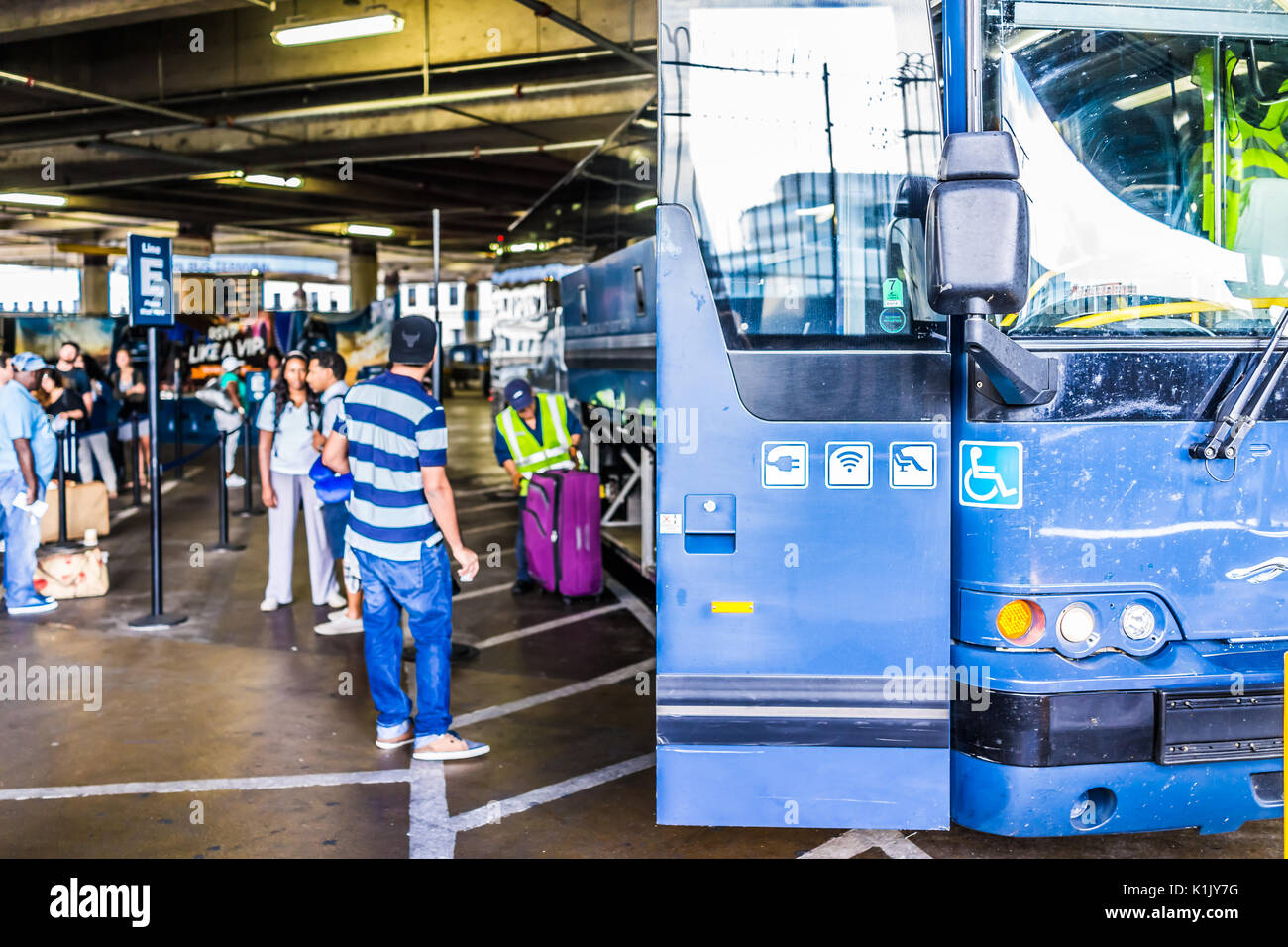 Washington DC, Stati Uniti d'America - 1 Luglio 2017: all'interno di Union Station parcheggio garage per autobus nella città capitale con Greyhound coda di linea Foto Stock